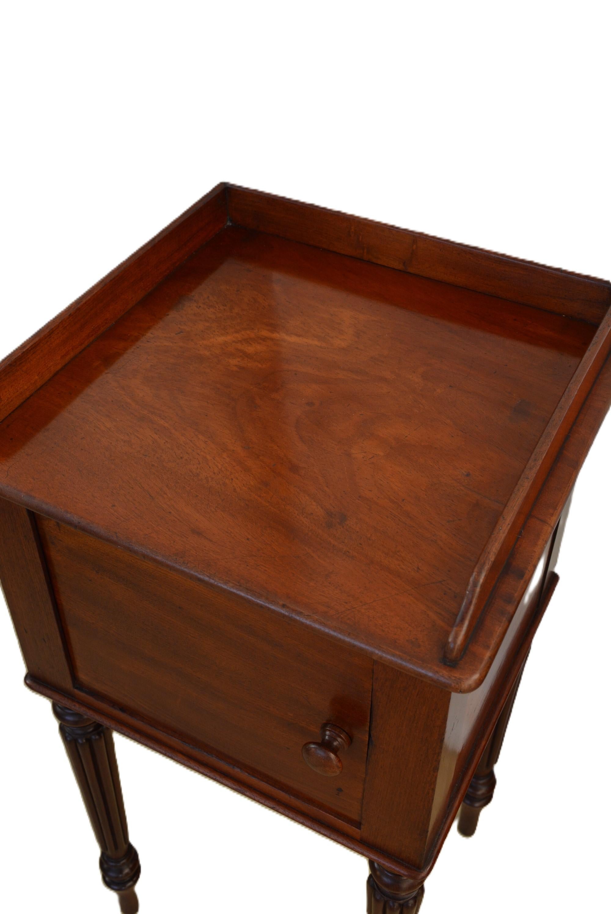 XIXe siècle Cabinet de chevet Gillows en acajou du début de l'époque victorienne, vers 1850 en vente