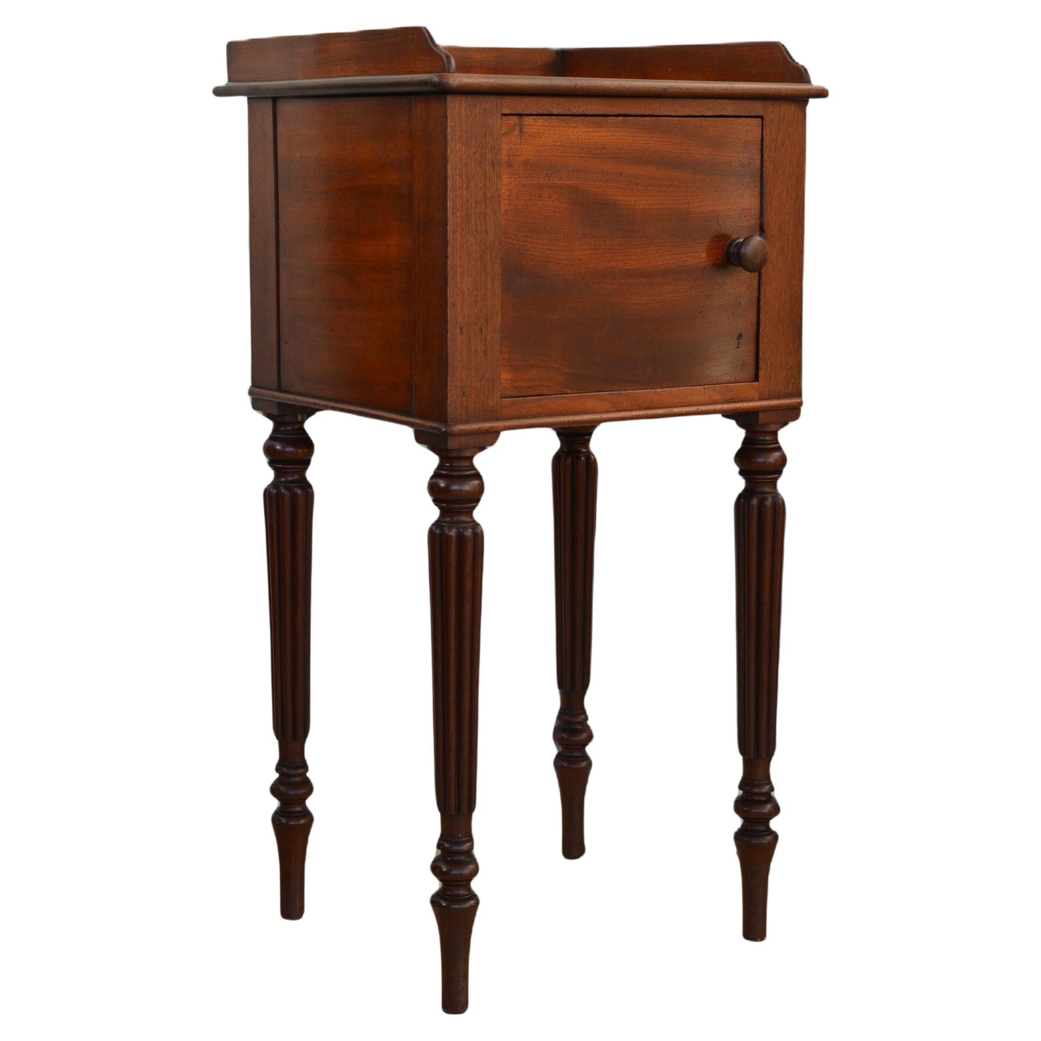 Comodino in mogano Gillows del primo periodo vittoriano, 1850 ca.