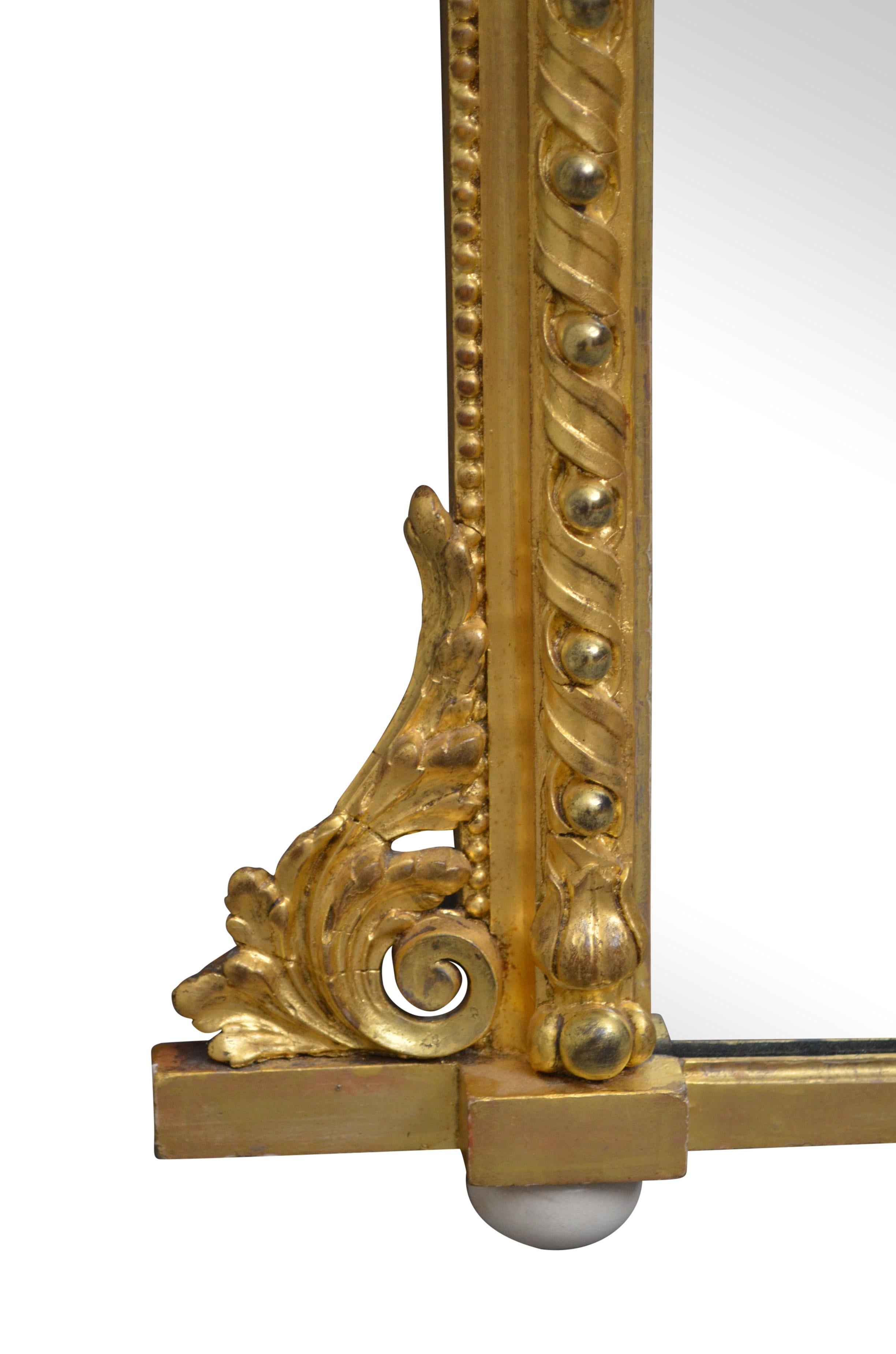 K0355 Fino espejo de pared victoriano de forma horizontal, con placa de espejo original con pequeñas imperfecciones, marco finamente tallado y dorado con volutas de hojas en la base, sobre patas de cerámica desmontables. Este espejo antiguo conserva