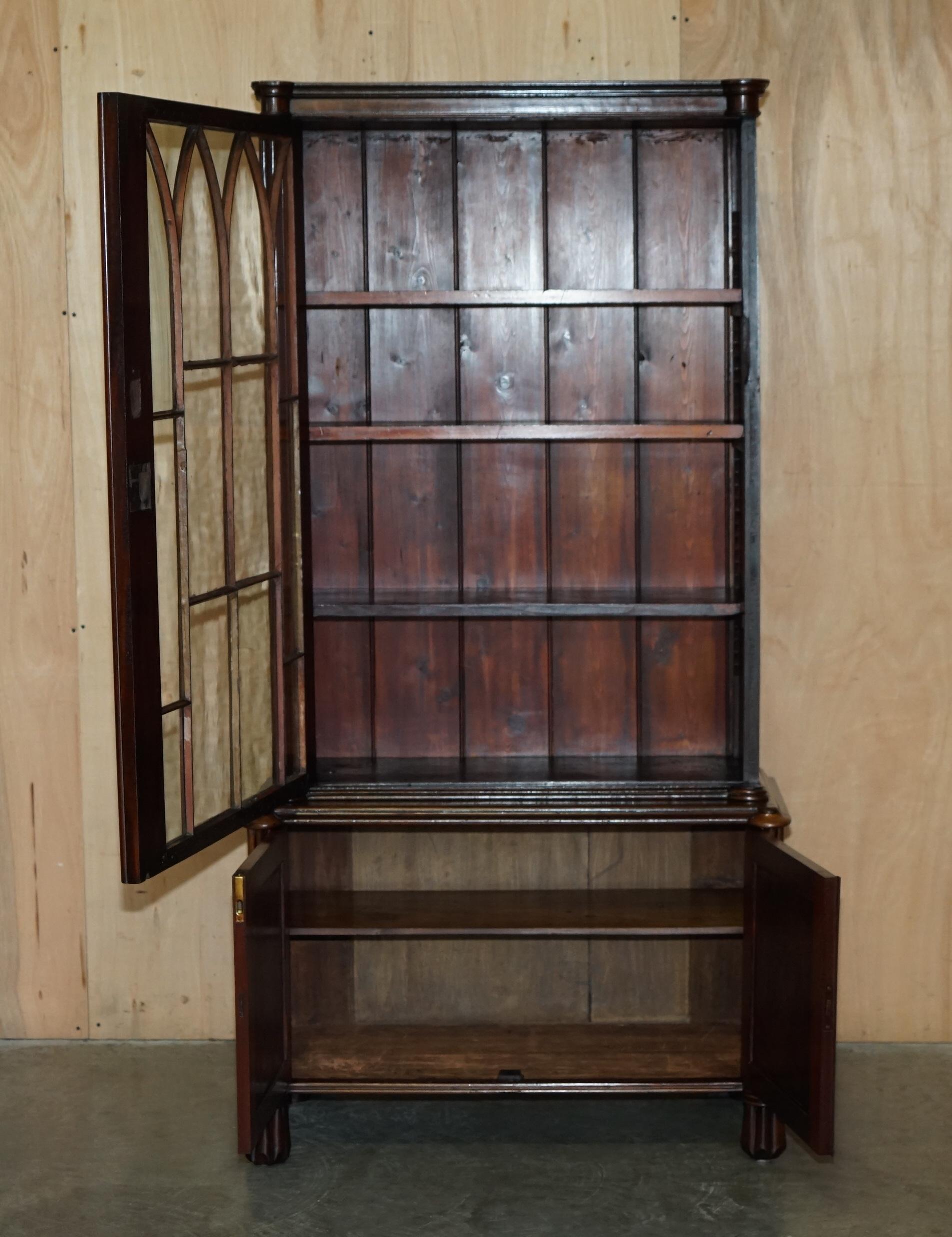 EARLY VICTORIAN GOTHiC REVIVAL ASTRAL GLAZED LIBRARY BOOKCASE WITH STEEPLE GLASS For Sale 6