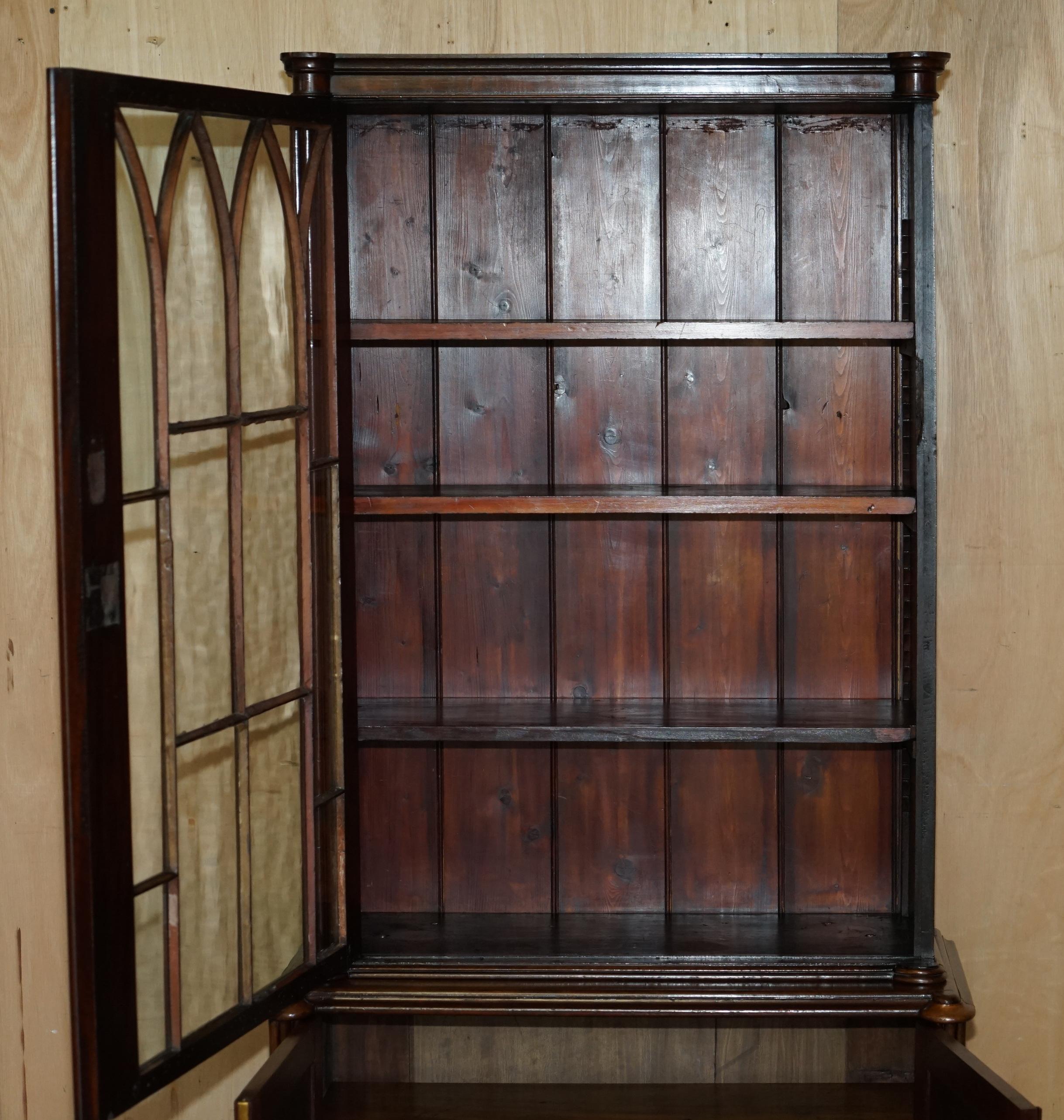 EARLY VICTORIAN GOTHiC REVIVAL ASTRAL GLAZED LIBRARY BOOKCASE WITH STEEPLE GLASS For Sale 7