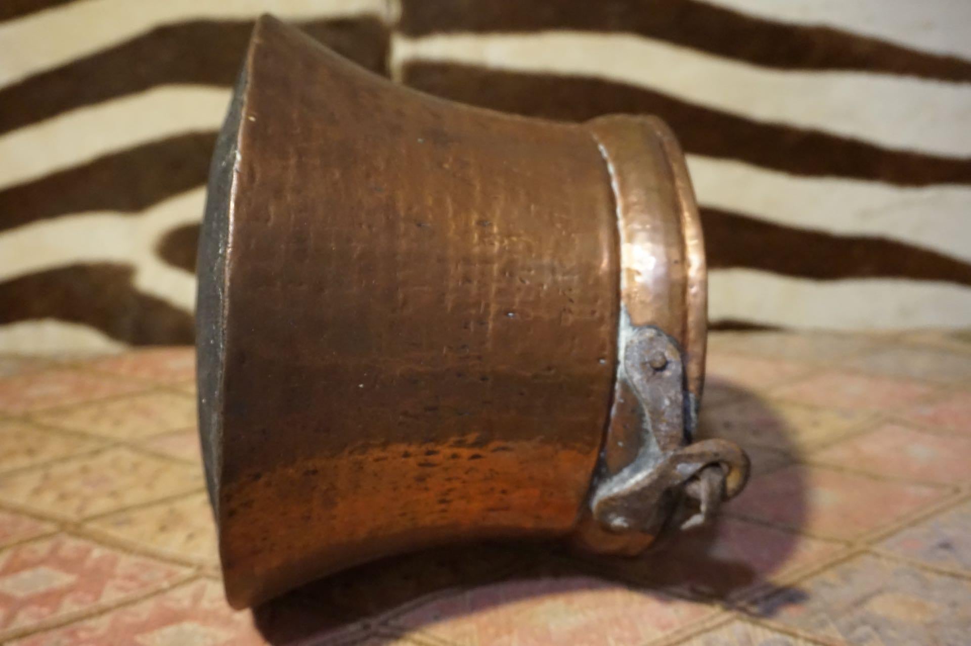 Early Victorian Hand Hammered Concave Pure Copper Bucket With Solid Rivet Handle For Sale 5