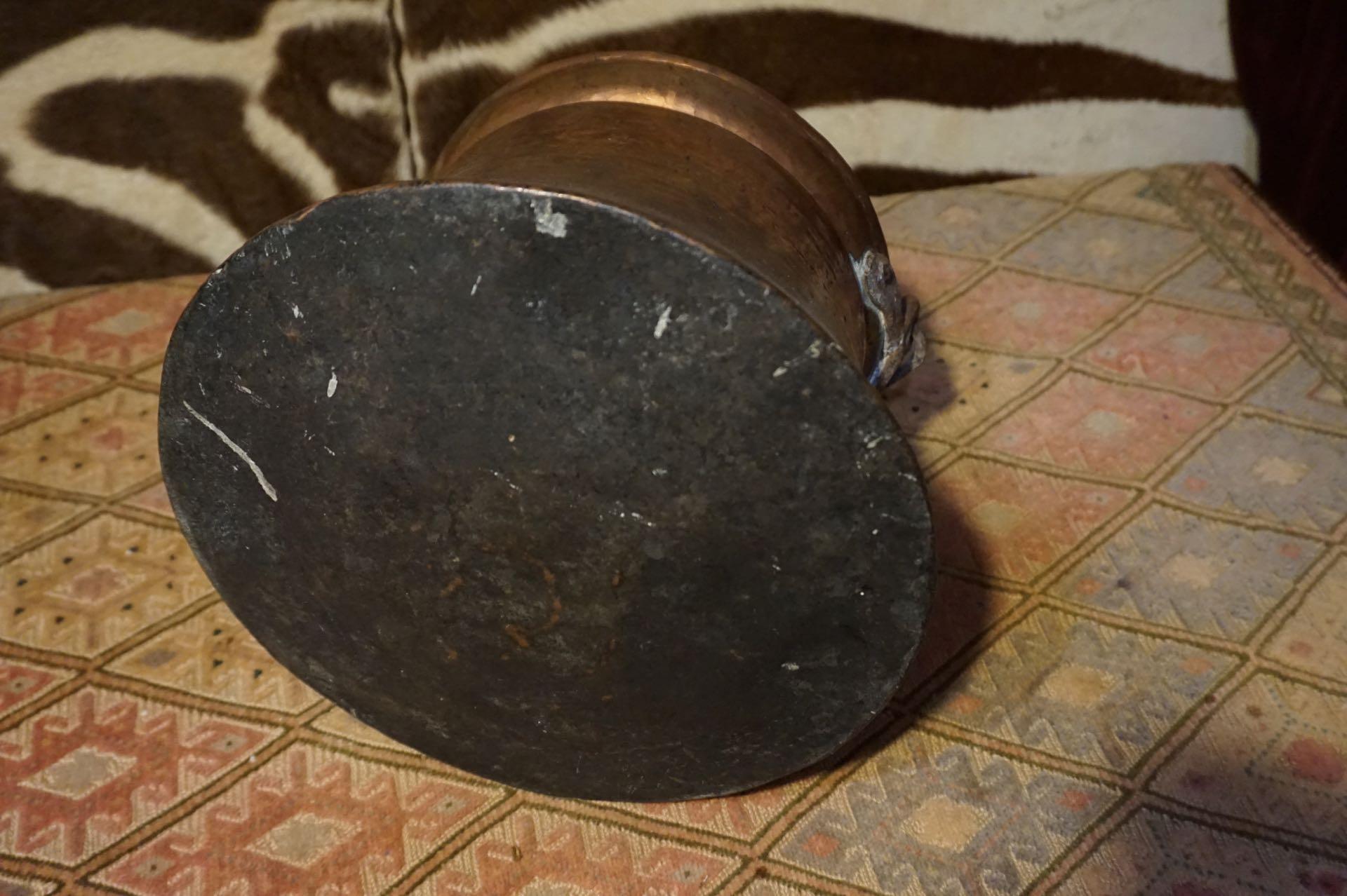 Seau concave martelé à la main du début de l'ère victorienne en cuivre pur avec poignée rivetée solide en vente 4