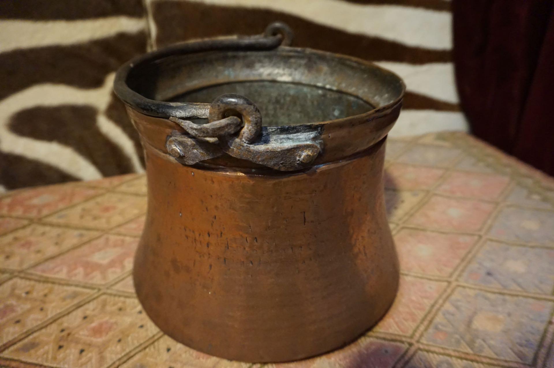 English Early Victorian Hand Hammered Concave Pure Copper Bucket With Solid Rivet Handle For Sale