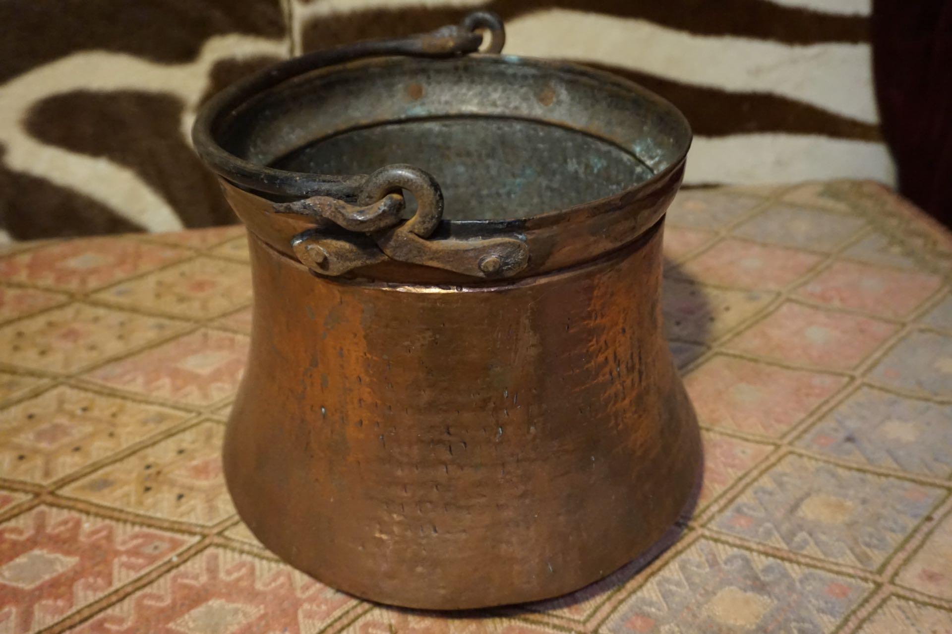 Early Victorian Hand Hammered Concave Pure Copper Bucket With Solid Rivet Handle In Good Condition For Sale In Vancouver, British Columbia