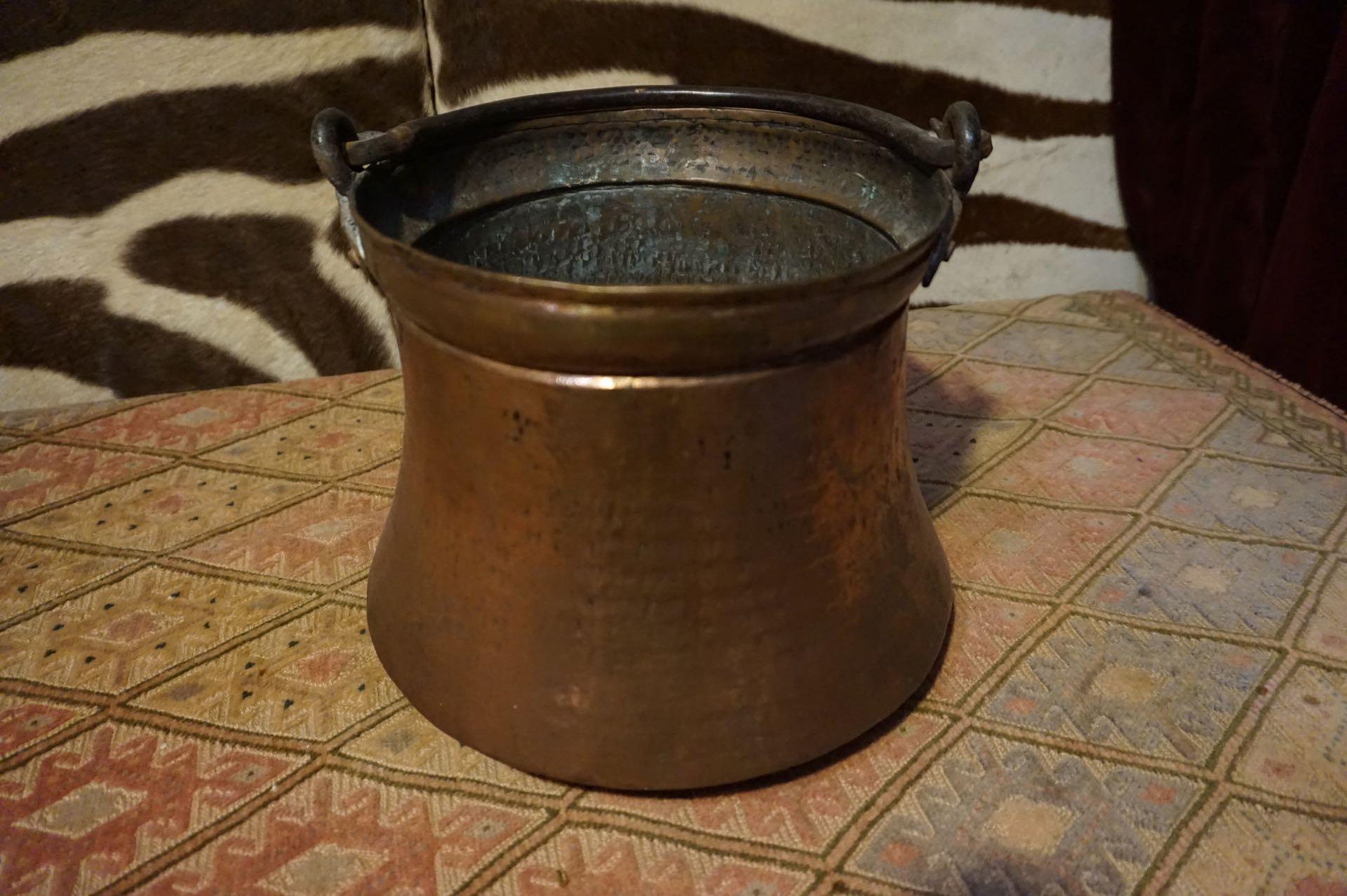 19th Century Early Victorian Hand Hammered Concave Pure Copper Bucket With Solid Rivet Handle For Sale