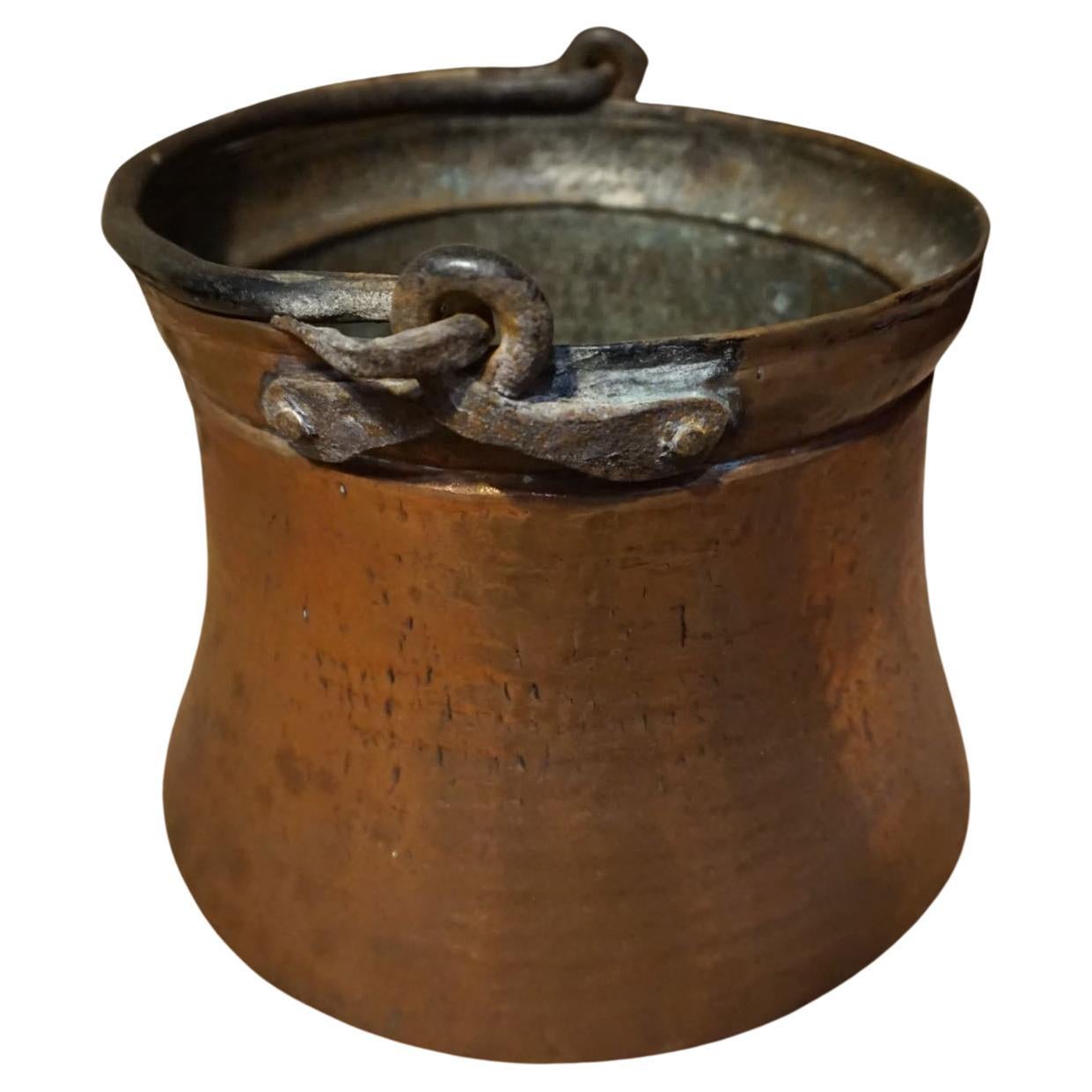Seau concave martelé à la main du début de l'ère victorienne en cuivre pur avec poignée rivetée solide