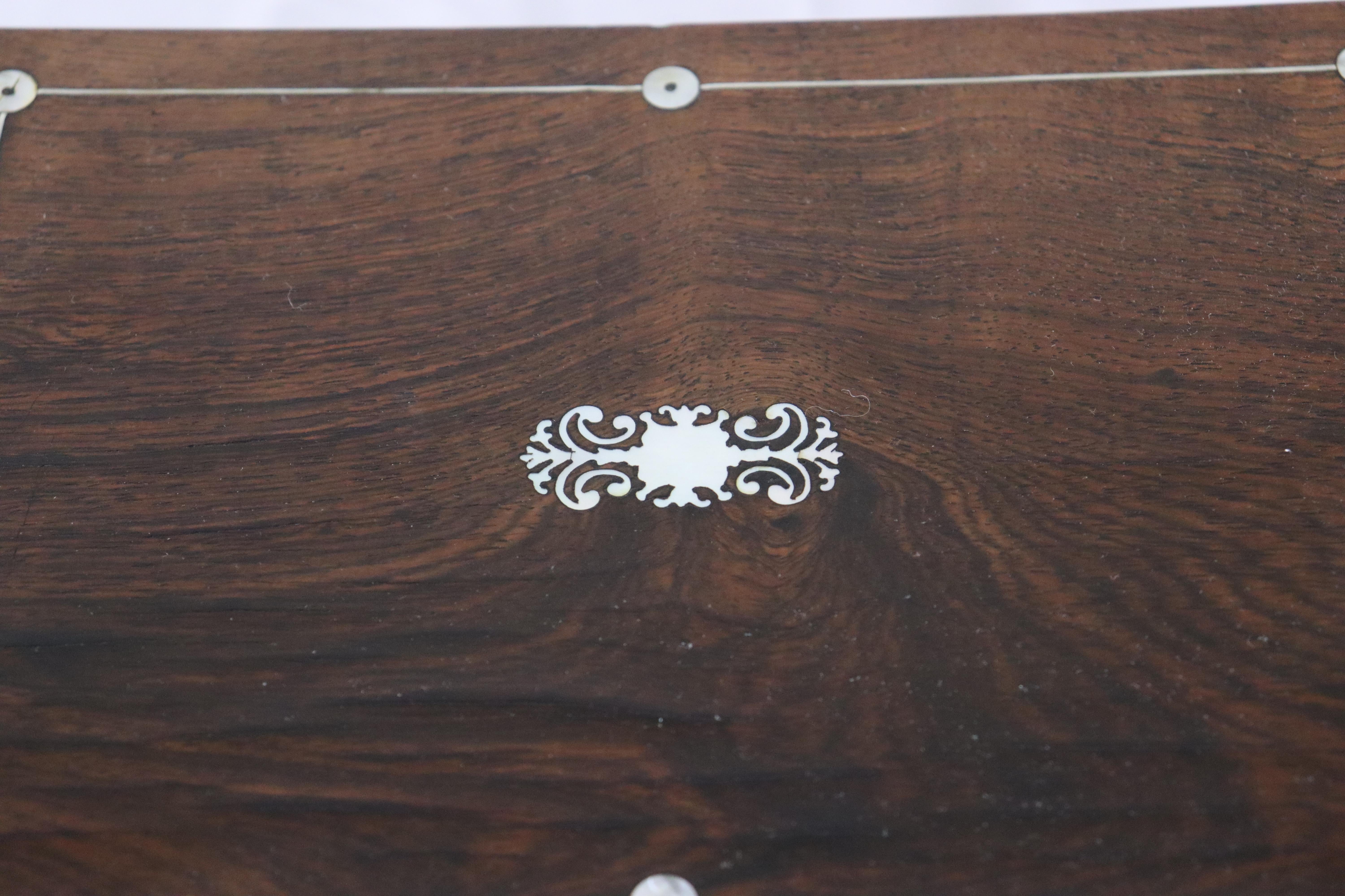 Anglais Boîte à bijoux en bois de rose marqueté de l'époque victorienne ancienne en vente