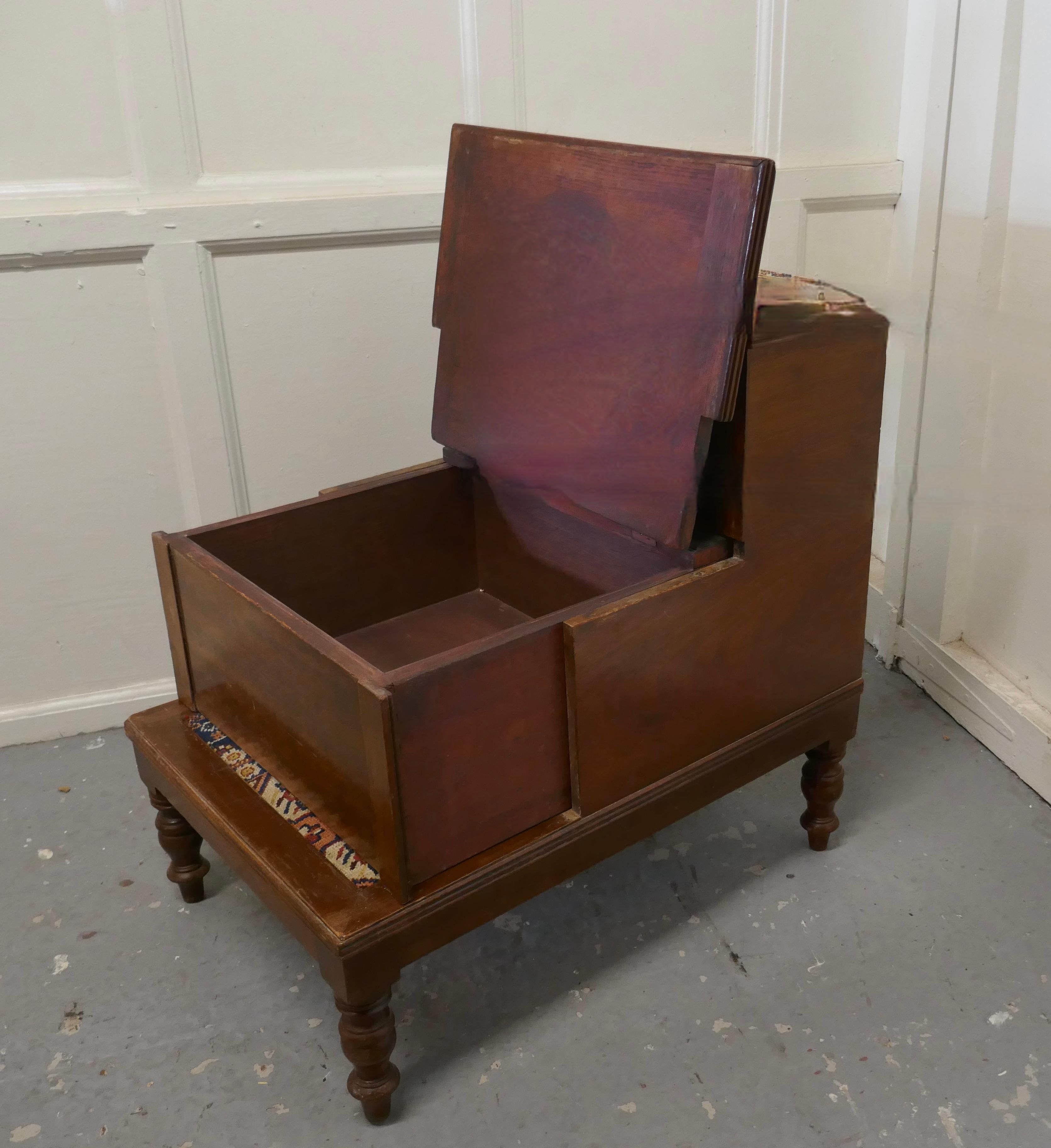 Mahogany  Early Victorian Library Steps on Turned Legs For Sale