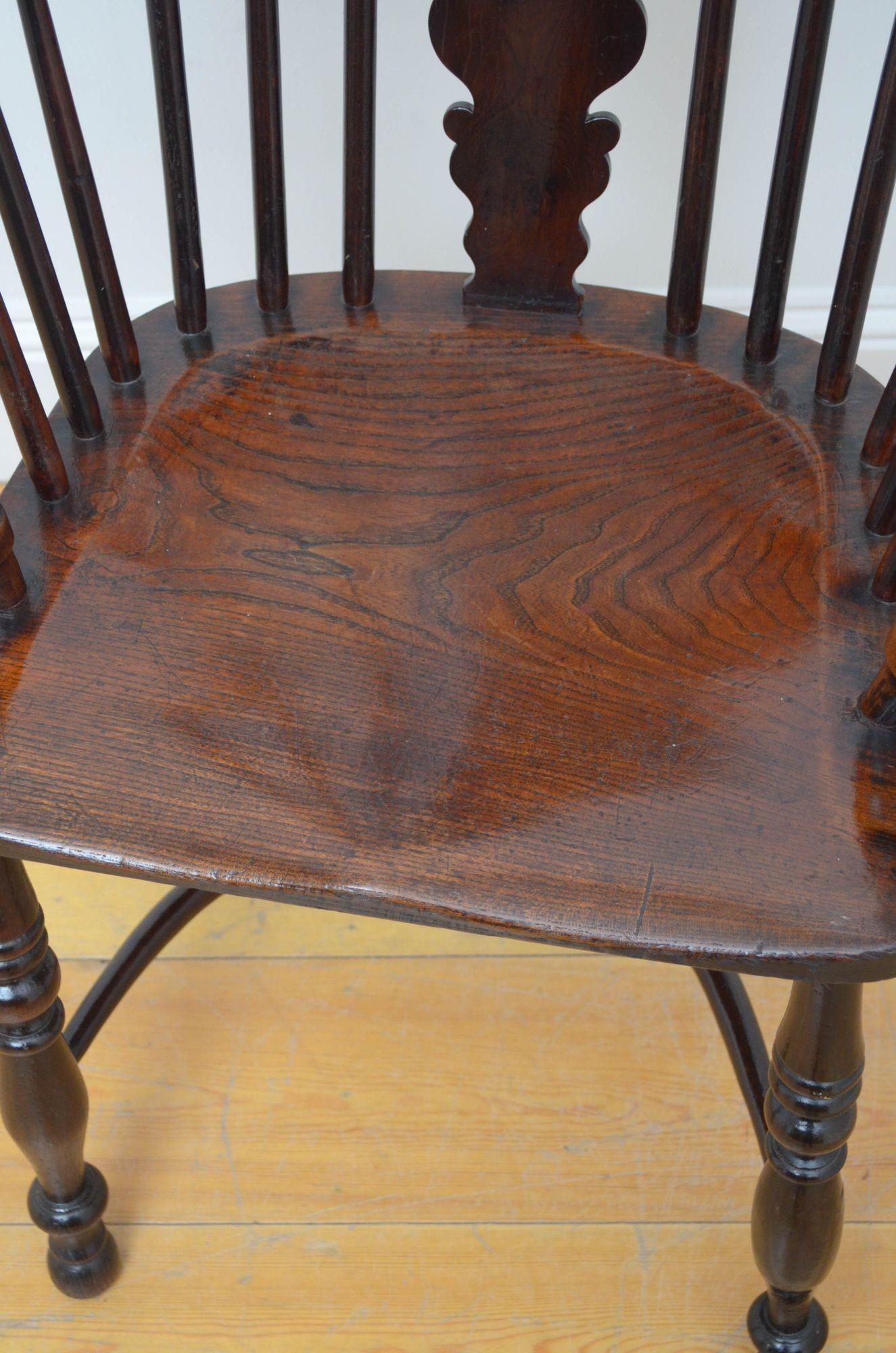 Early Victorian Low Back Windsor Chair For Sale 3