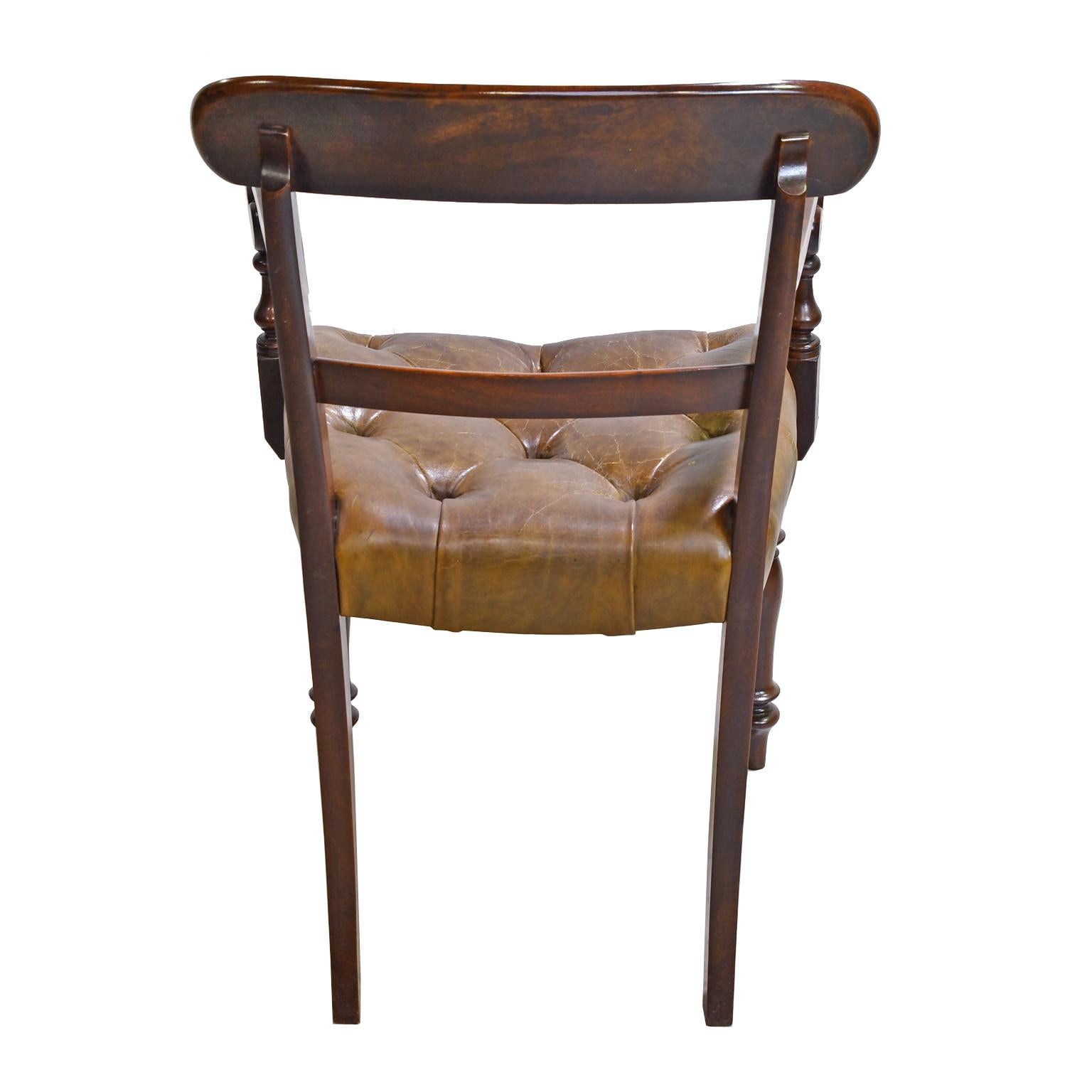 Frühviktorianischer Mahagoni-Sessel mit getufteter Lederpolsterung, England (Mittleres 19. Jahrhundert) im Angebot