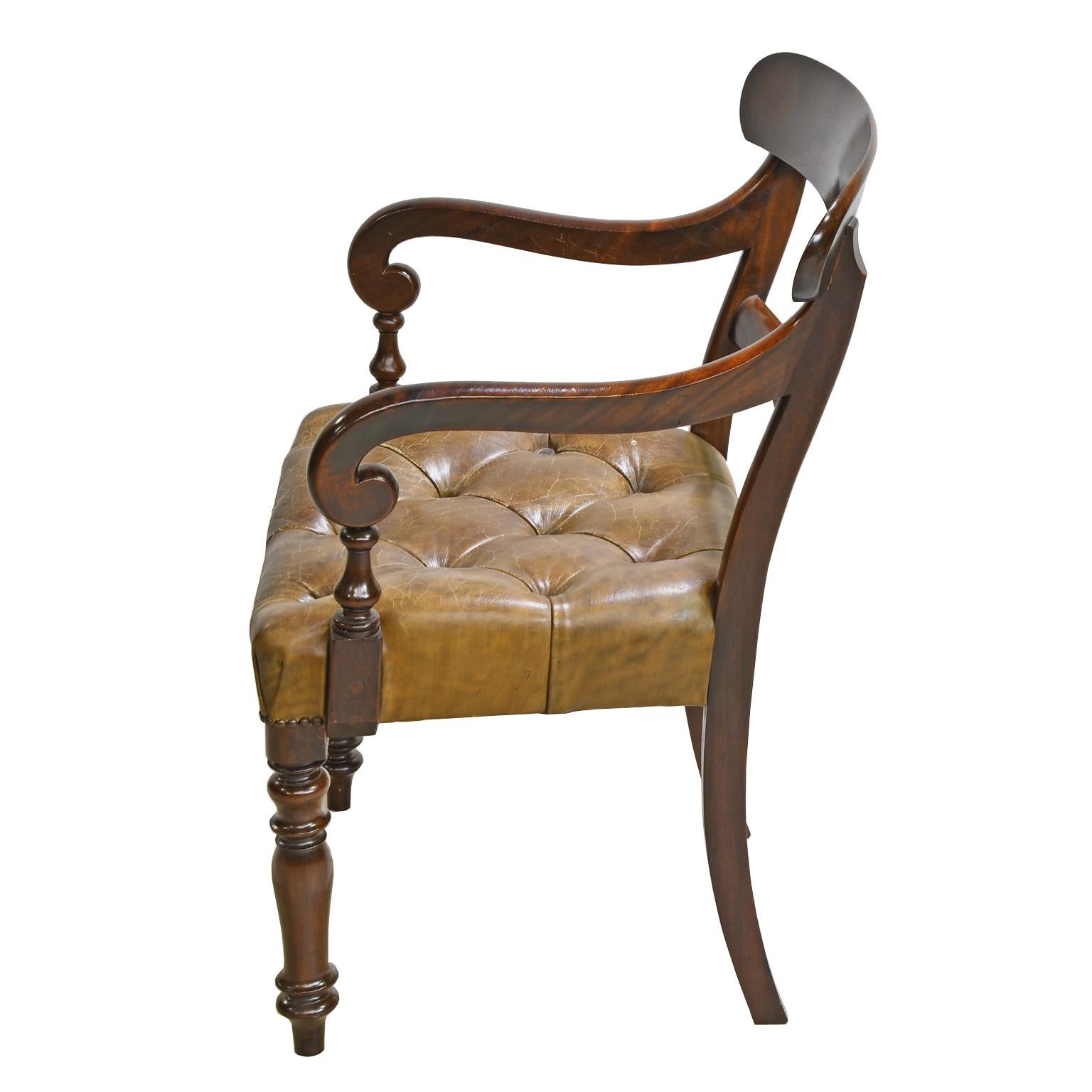 Frühviktorianischer Mahagoni-Sessel mit getufteter Lederpolsterung, England (Gedrechselt) im Angebot