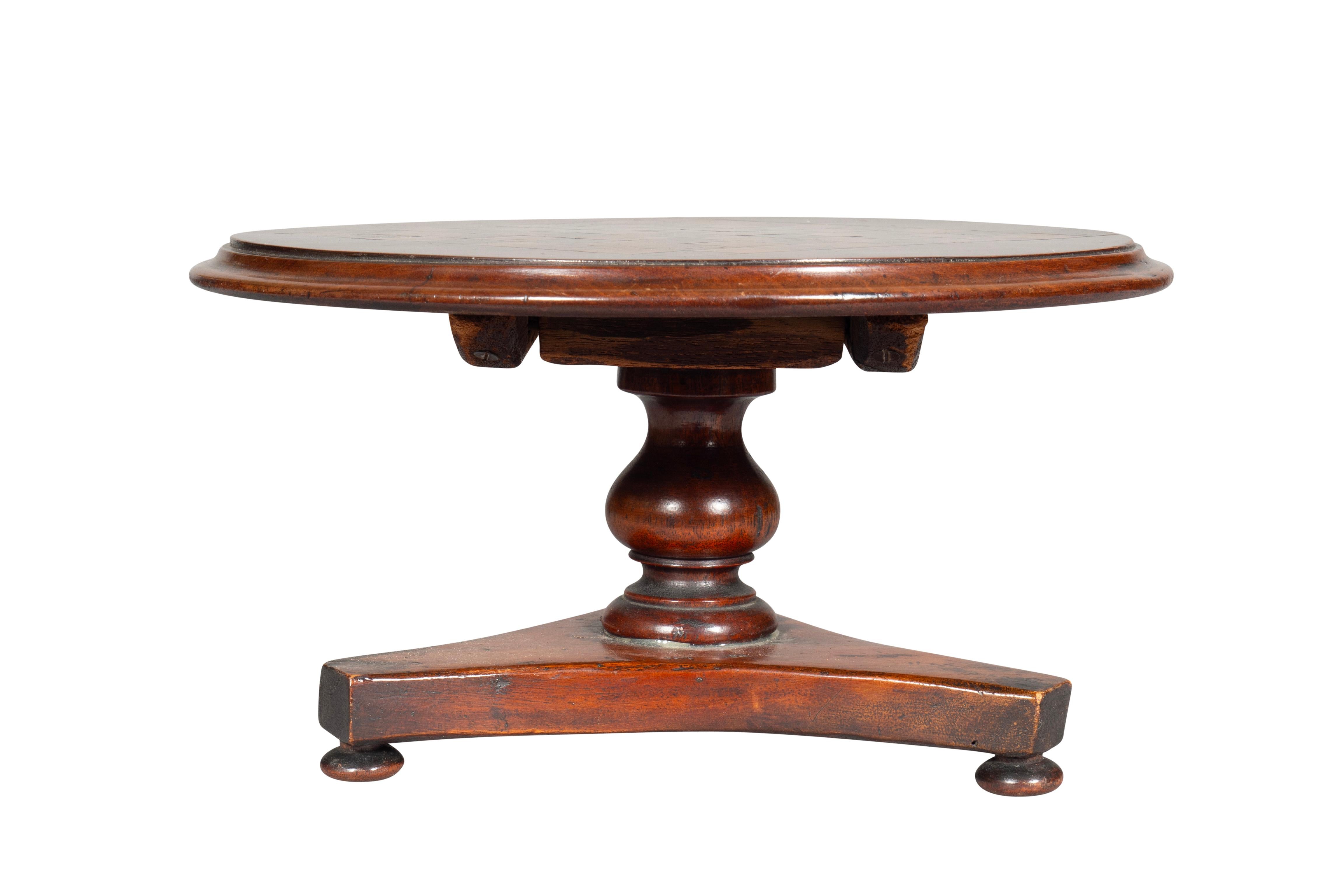 Early Victorian Mahogany Candle Riser In The Form Of A Games Table For Sale 2