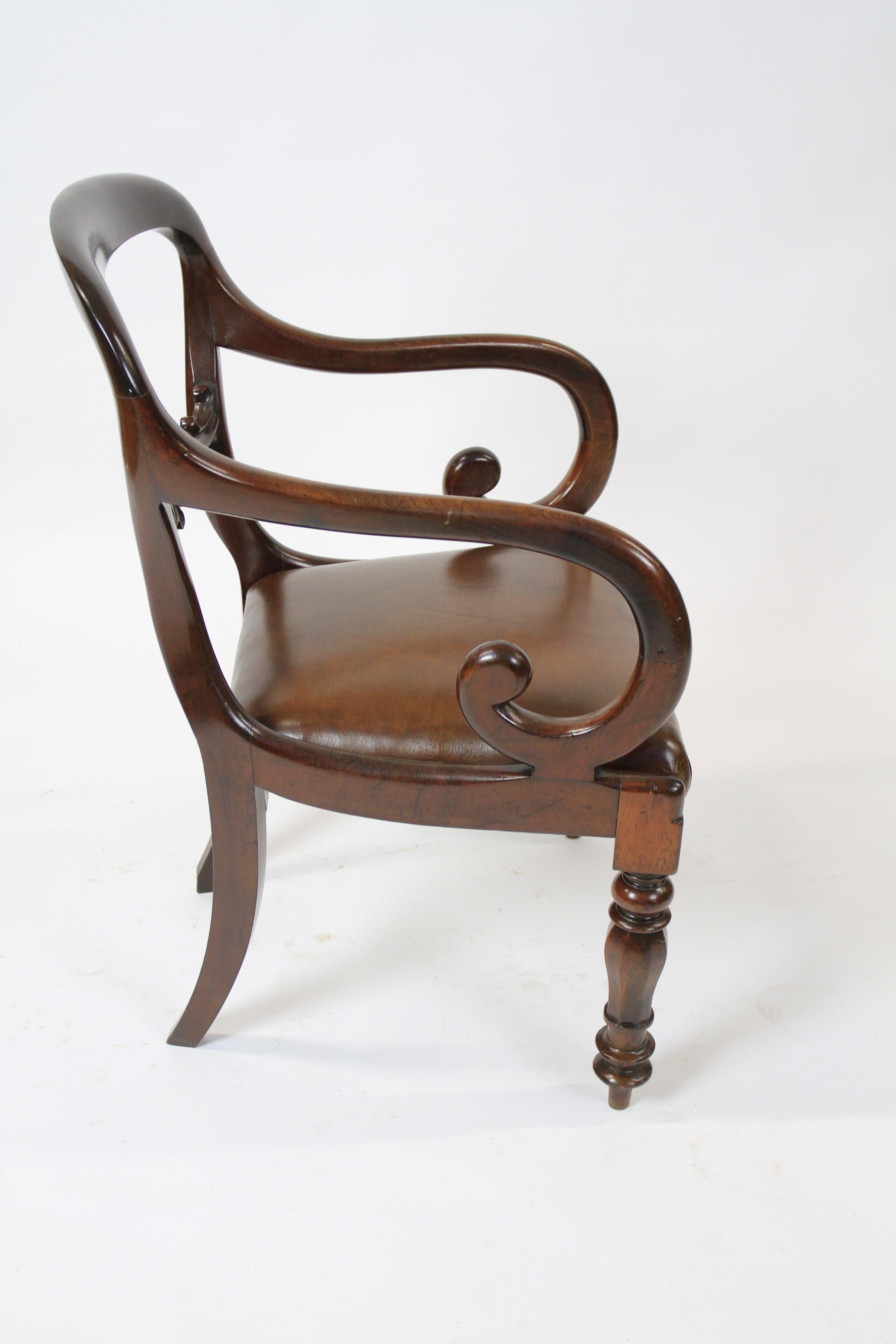 Fauteuil de bureau en acajou et cuir du début de l'époque victorienne
Dos en forme de ballon avec éclisse de dos sculptée
Coudes ouverts à volute
Siège en cuir marron, récemment recouvert
Pieds avant hexagonaux et tournés,
Récemment polie
Hauteur du