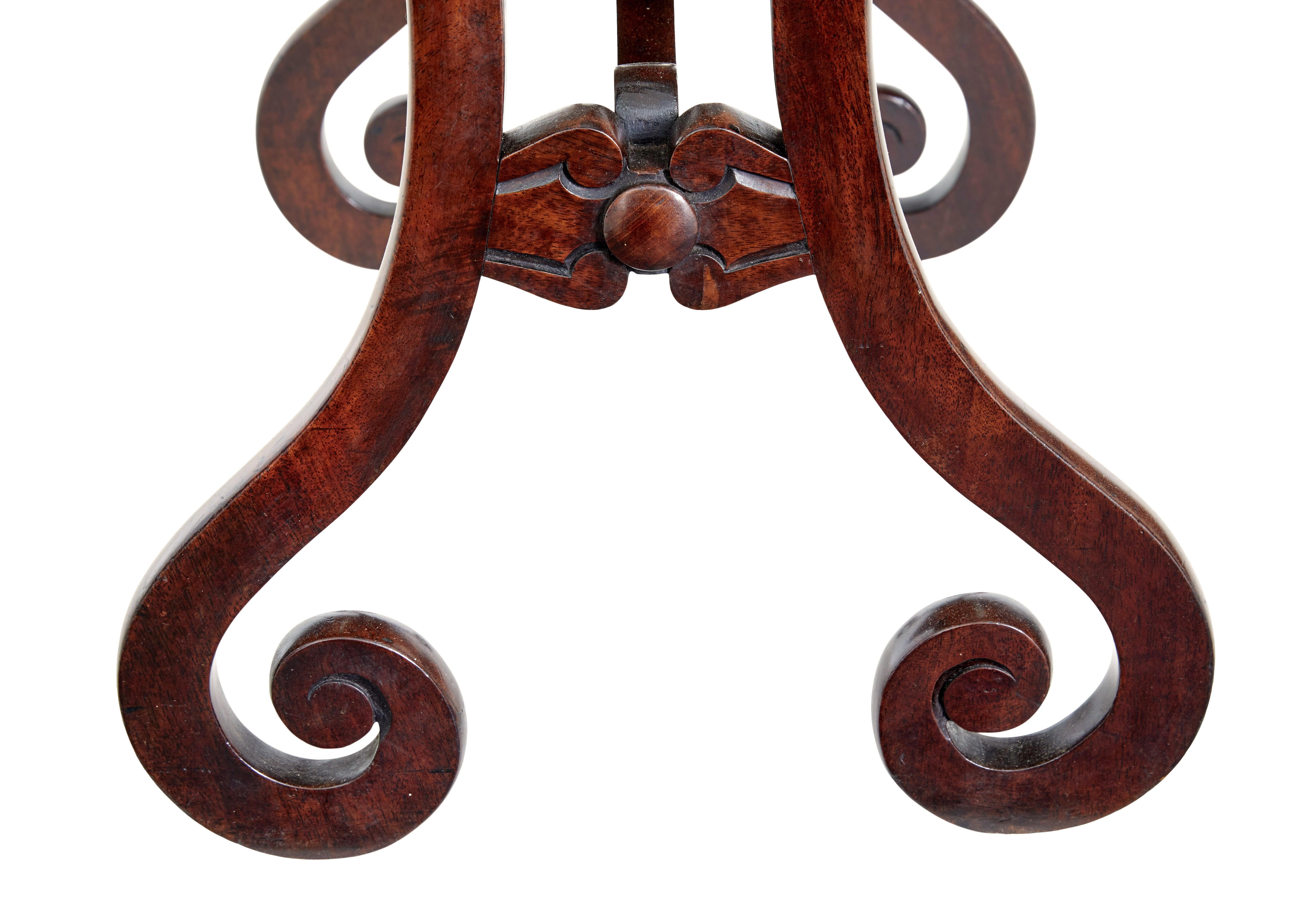 English Early Victorian mahogany sewing table For Sale