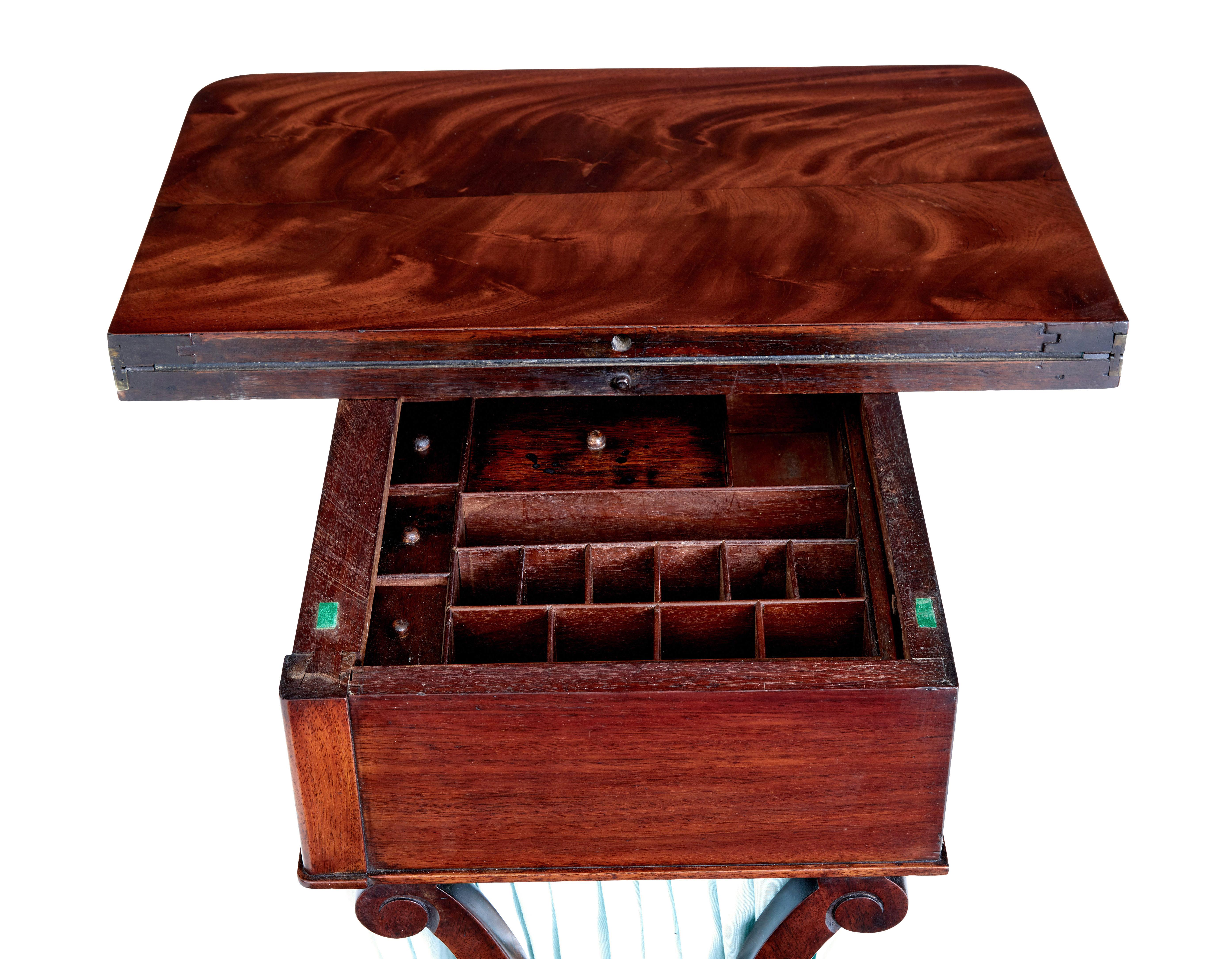 Early Victorian mahogany sewing table In Good Condition For Sale In Debenham, Suffolk