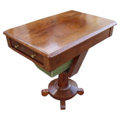 Mesa de coser victoriana antigua de caoba