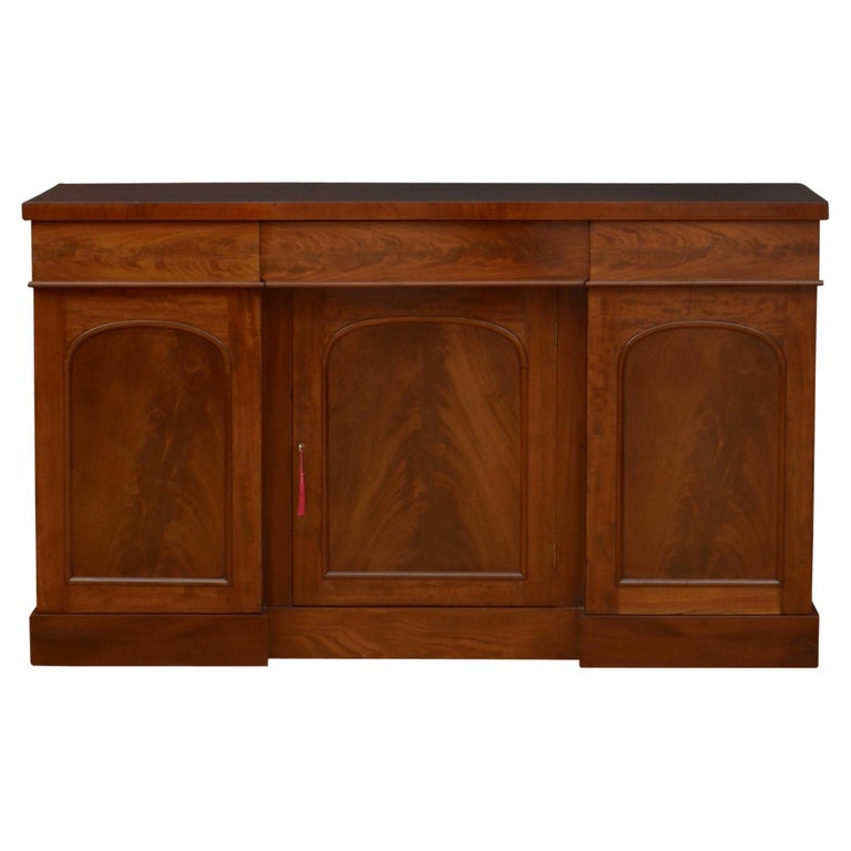 Early Victorian Mahogany Sideboard For Sale at 1stDibs