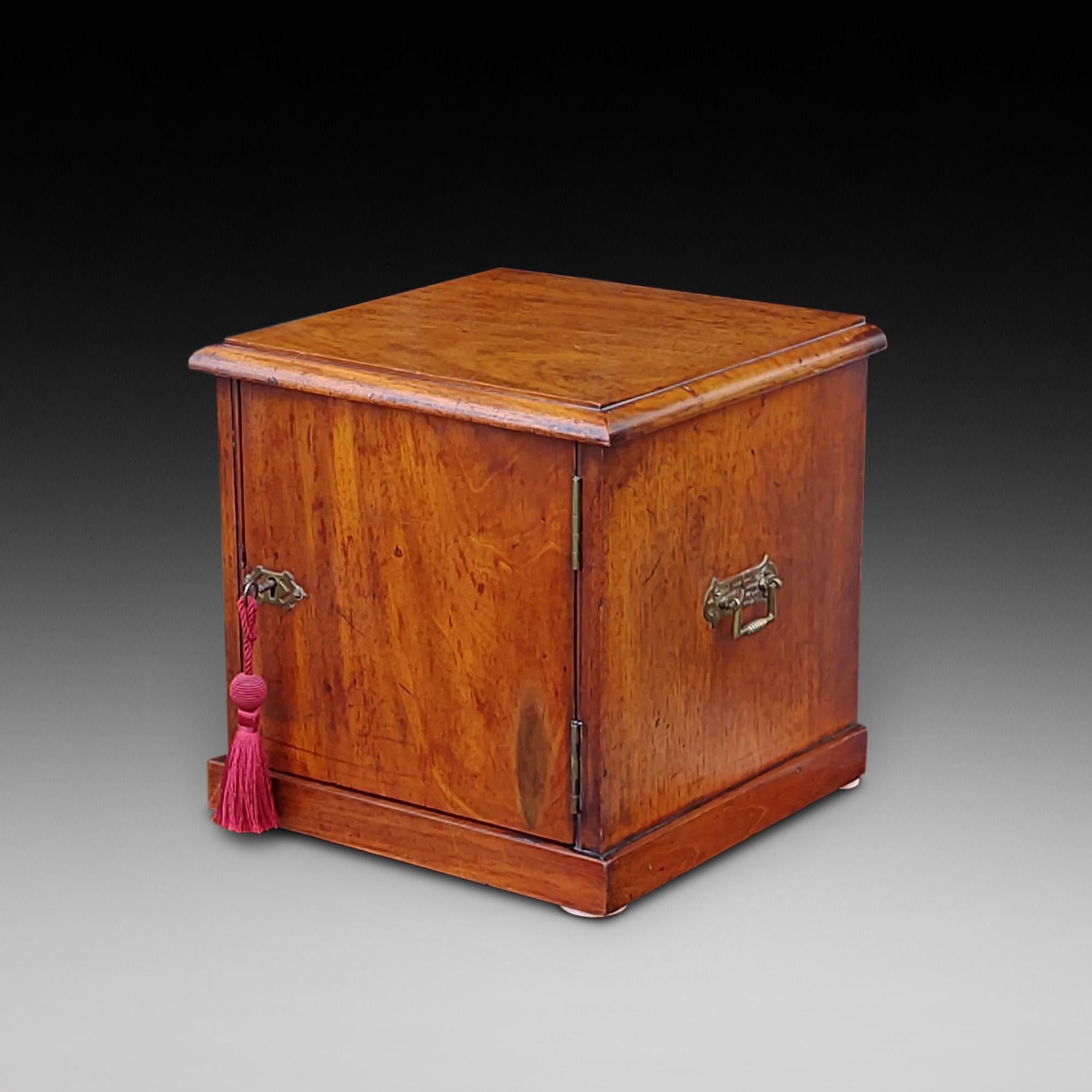Cabinet de spécimens de table en acajou du début de l'époque victorienne, fermé par une porte à charnière unique, garnitures en laiton et base en socle - 12