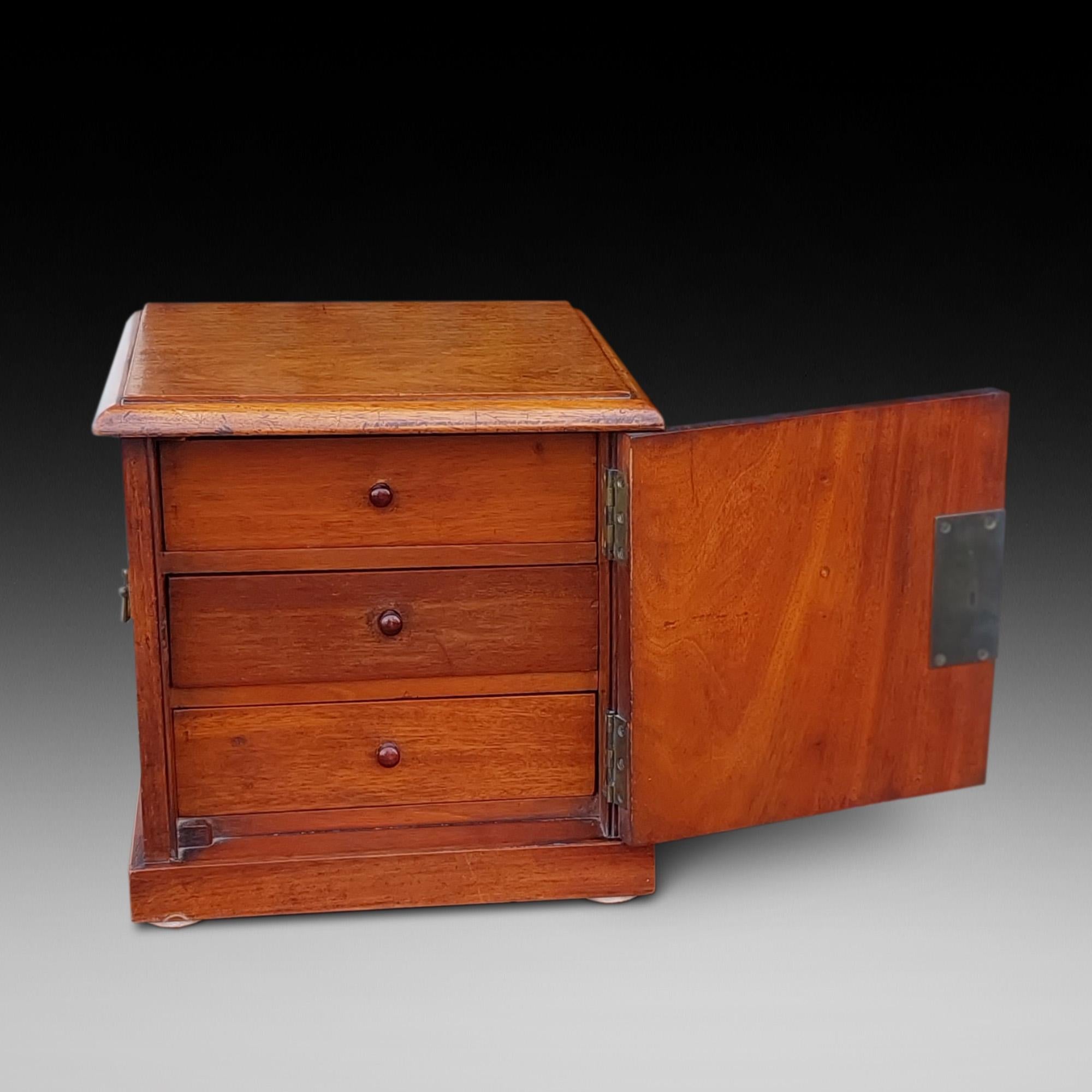 Cabinet de spécimens de table en acajou du début de l'époque victorienne Bon état - En vente à Altrincham, GB
