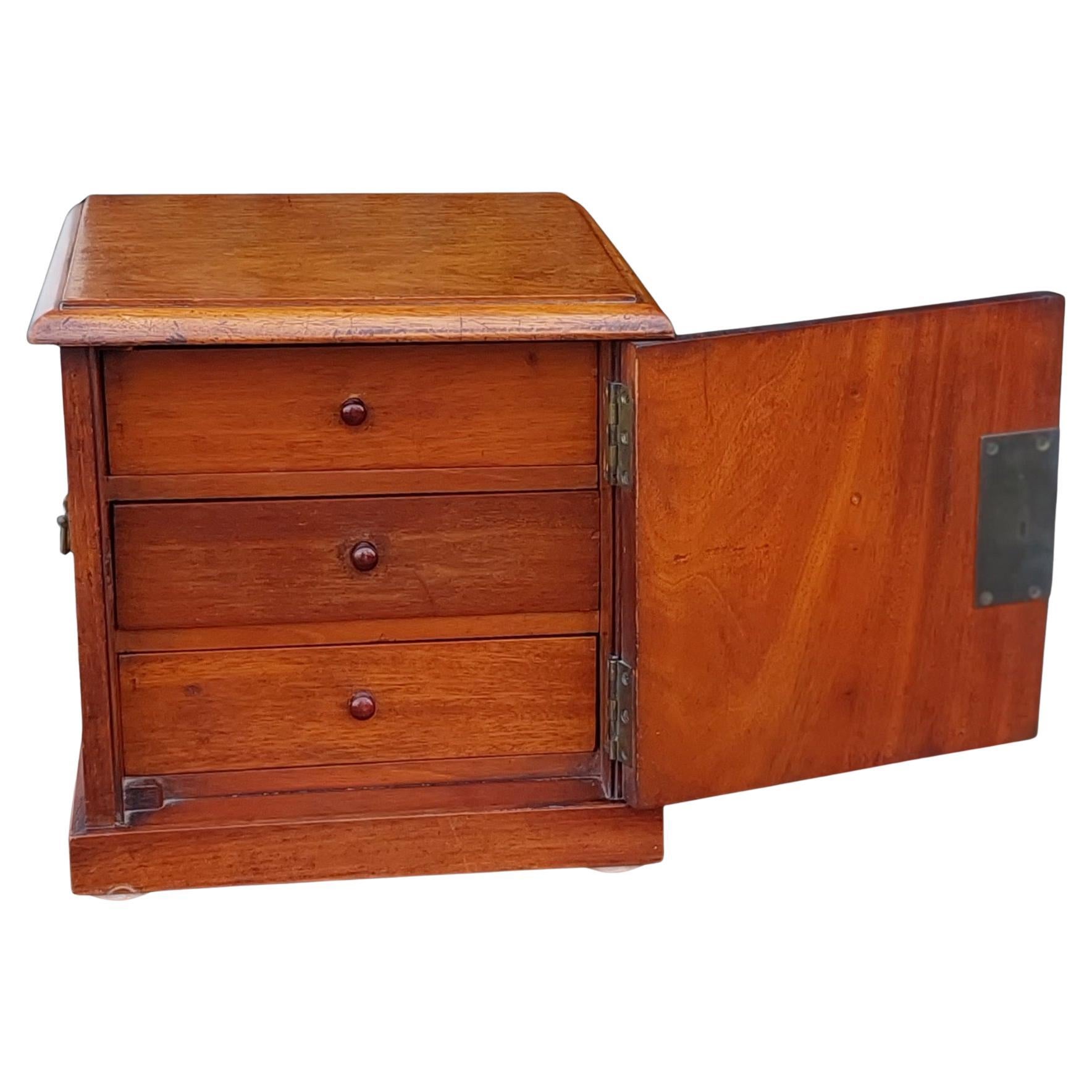 Cabinet de spécimens de table en acajou du début de l'époque victorienne en vente