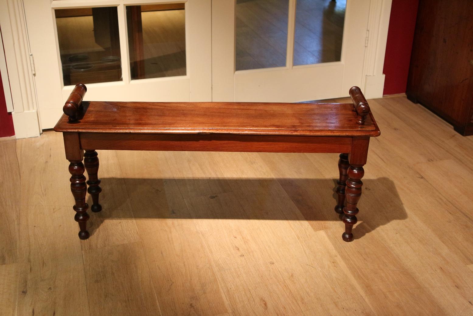 Victorian mahogany window seat from the Victorian era. Completely in perfect and original condition. Nice patina.
Origin: England
Period: circa 1840
Size: W. 98 cm, D. 24 cm, H. 46 cm.