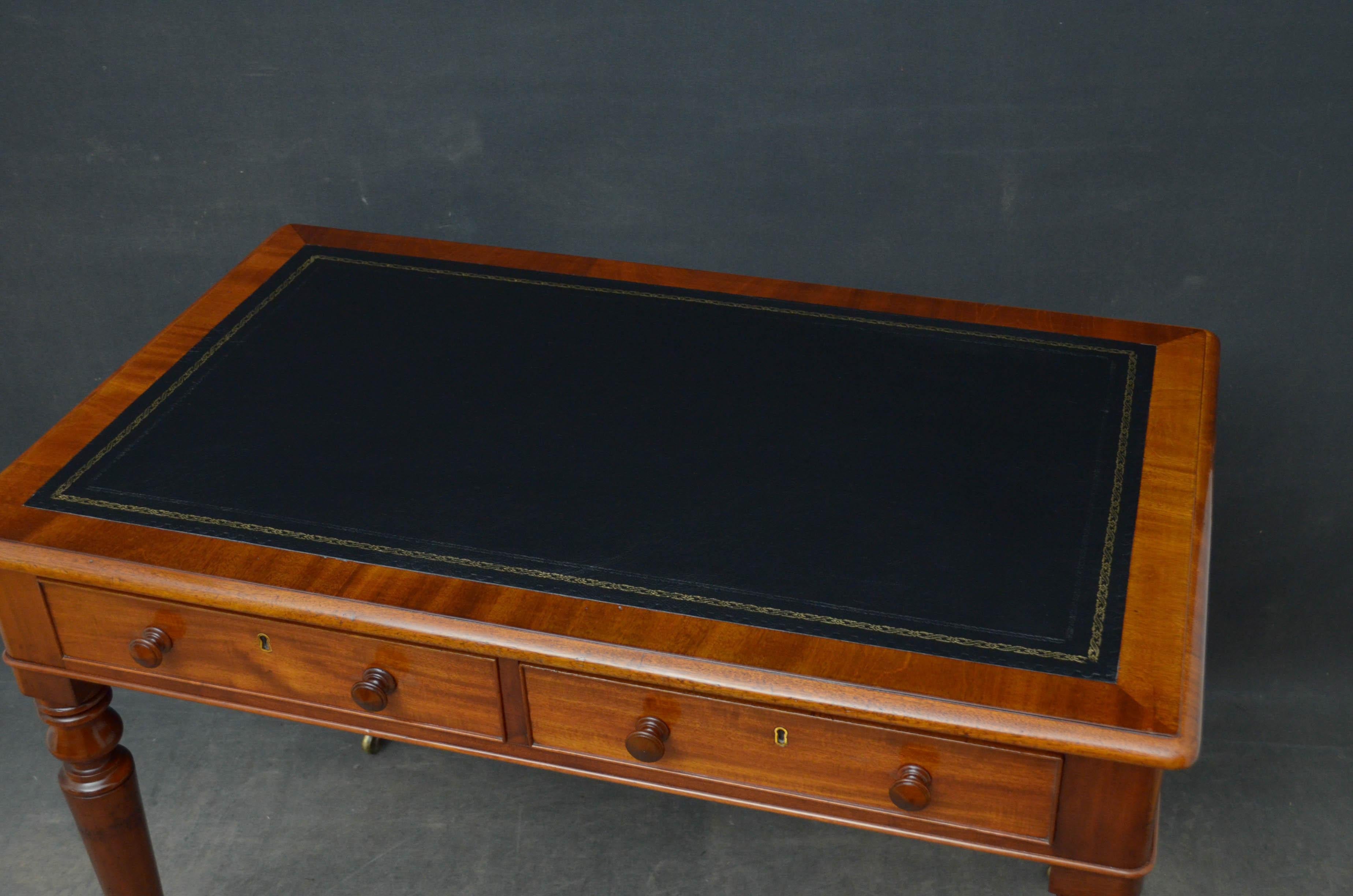 Sn5129 Fine quality early Victorian writing desk in mahogany, having black tooled leather top and two cockbeaded and mahogany lined drawers fitted with original turned knobs, standing on turned, carved and ring tapering legs terminating in original