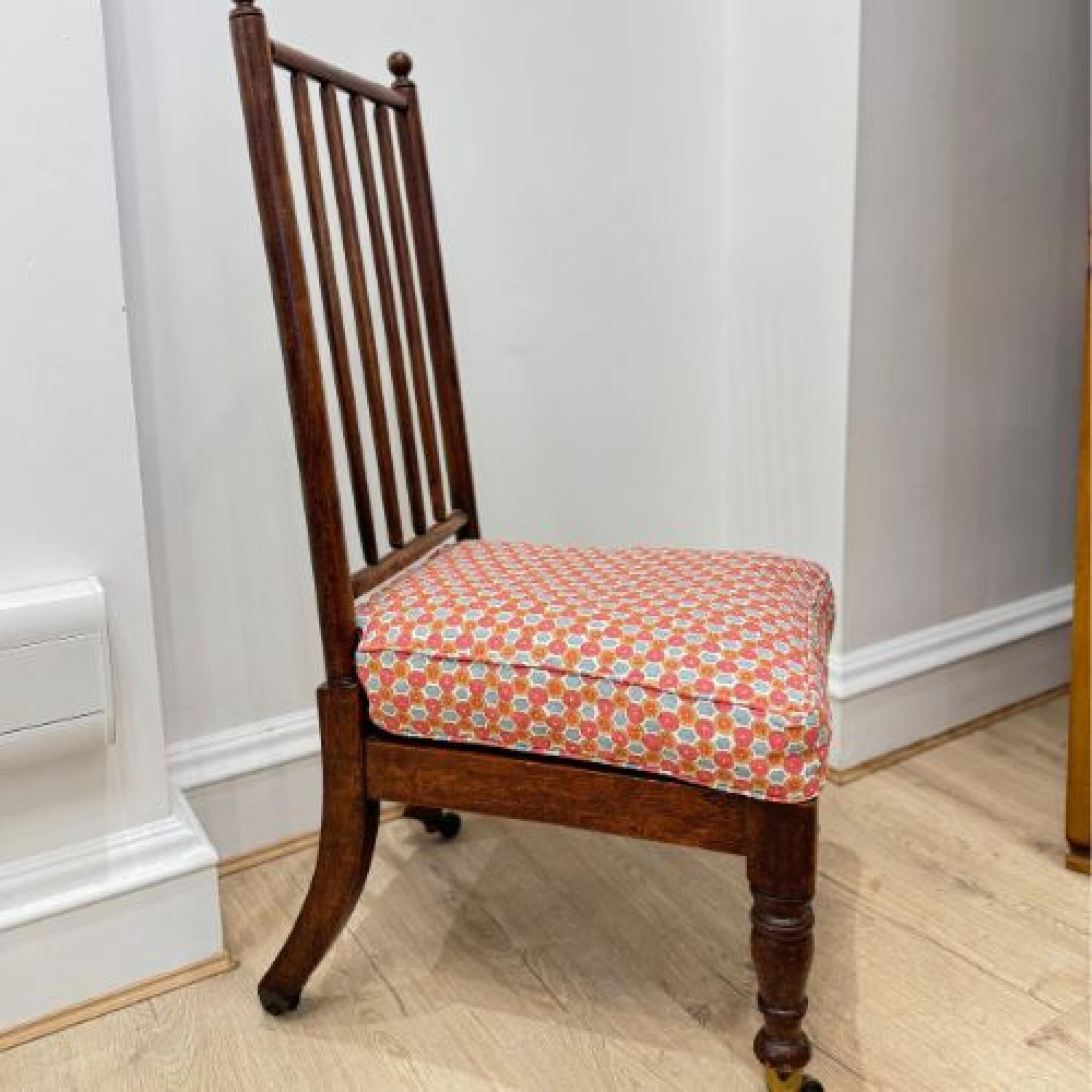 Ein frühviktorianischer Beistellstuhl. Dieser Stuhl ist aus reich gebeiztem Buchenholz gefertigt und mit einem gepolsterten Sitzkissen ausgestattet, das mit einem schönen Stoff mit kleinem Muster in hellen Rot- und Blautönen bezogen ist. Die Farben