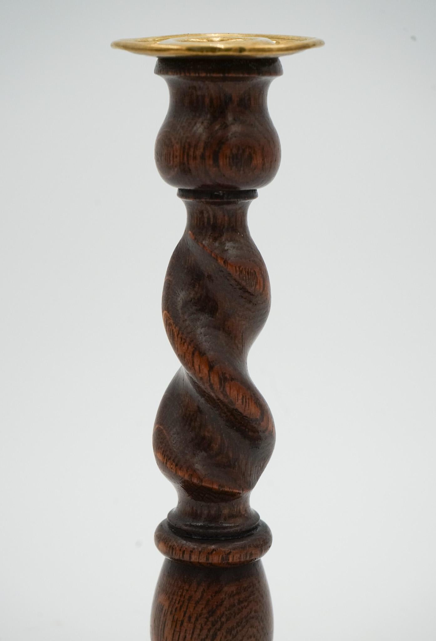 EARLY ViCTORIAN PAIR OF ENGLISH OAK BARLEY TWIST CANDLE STICKS For Sale 4