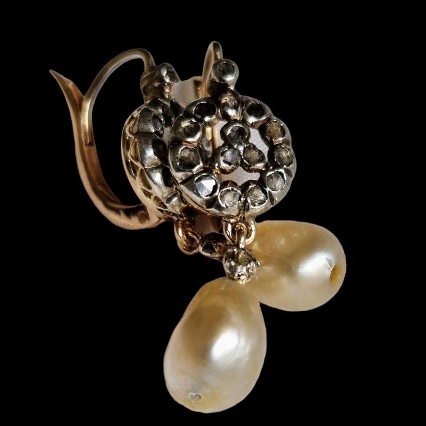 Une paire de boucles d'oreilles en perle naturelle et diamant taillé en rose du début de l'époque victorienne, chaque boucle d'oreille sur le fleuron et suspendant une goutte de perle naturelle,  couleur crème foncée, le  deux perles mesurent