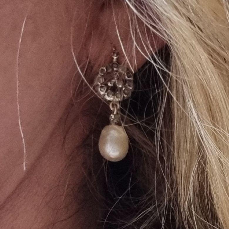 Paire de boucles d'oreilles du début de l'ère victorienne en perles naturelles d'eau salée et diamants taille rose en vente 1