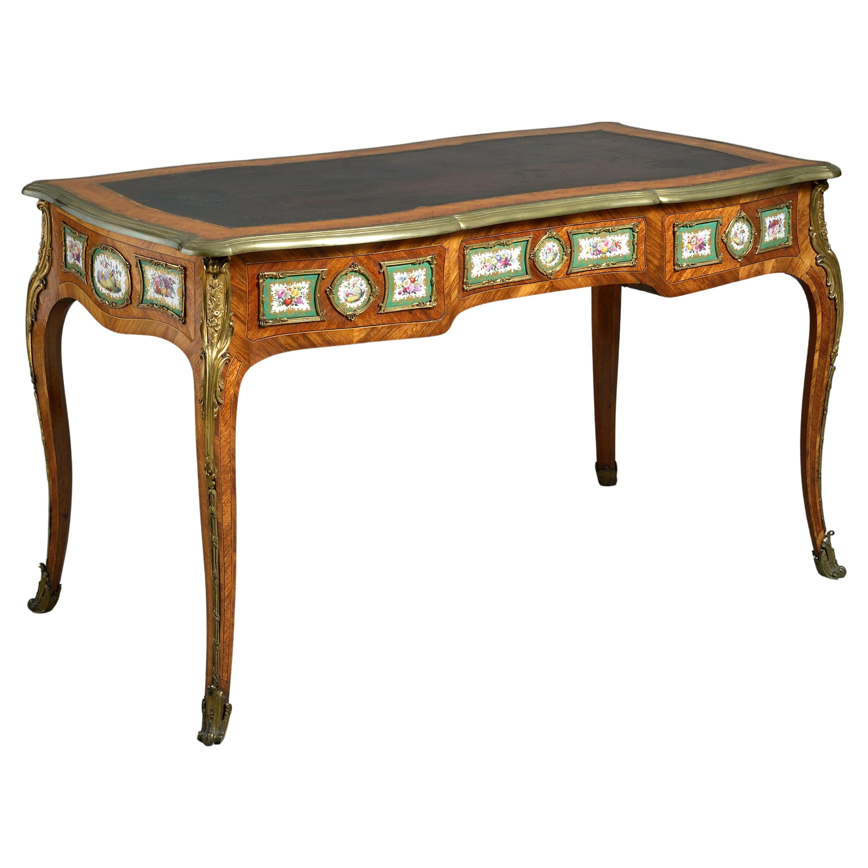 Bureau en bois de roi monté en porcelaine et en bronze doré de l'époque victorienne ancienne