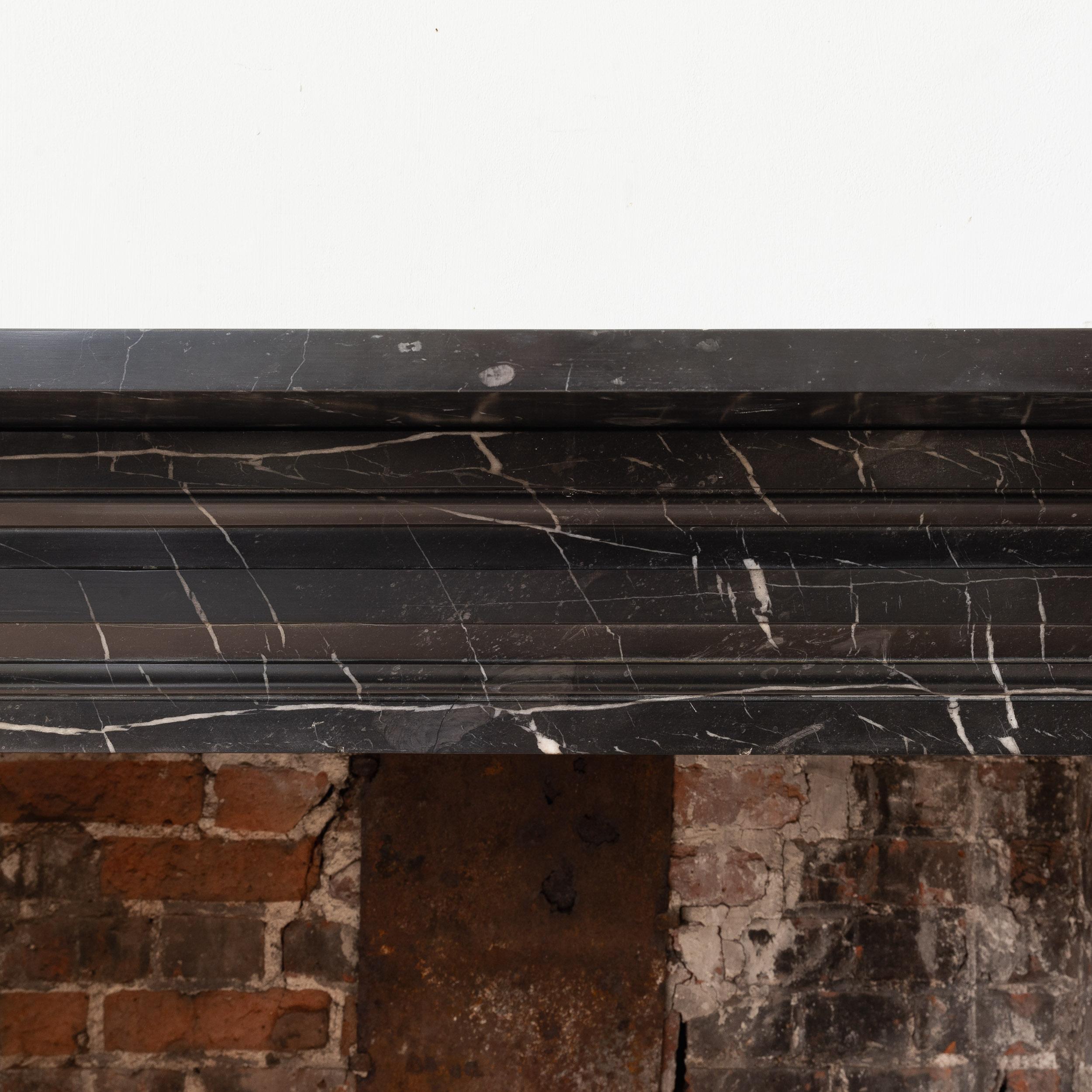 Frühviktorianischer schwarzer Radford-Kamin  im Zustand „Gut“ im Angebot in London, GB
