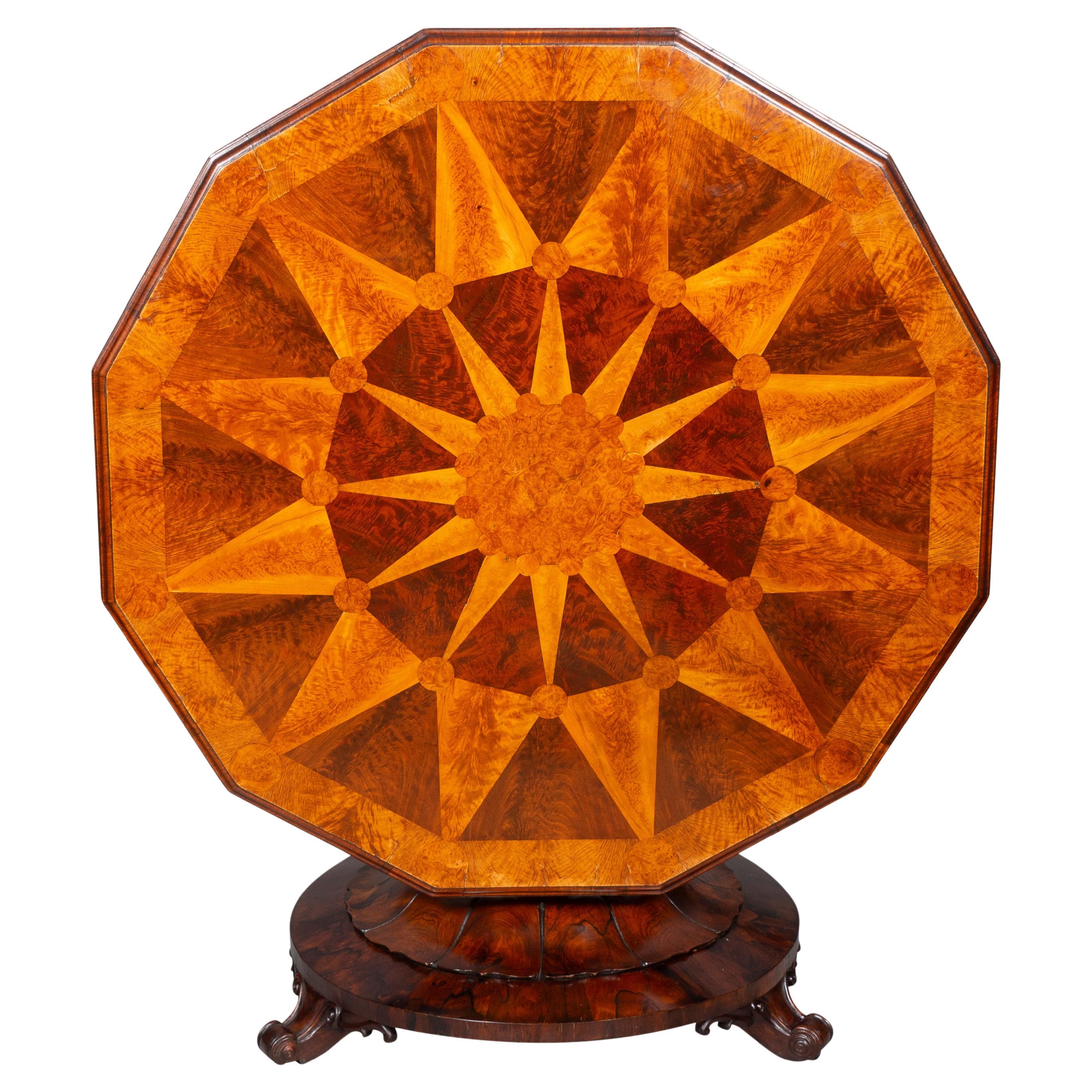 Table centrale en bois de rose, noyer et orme de l'époque victorienne.