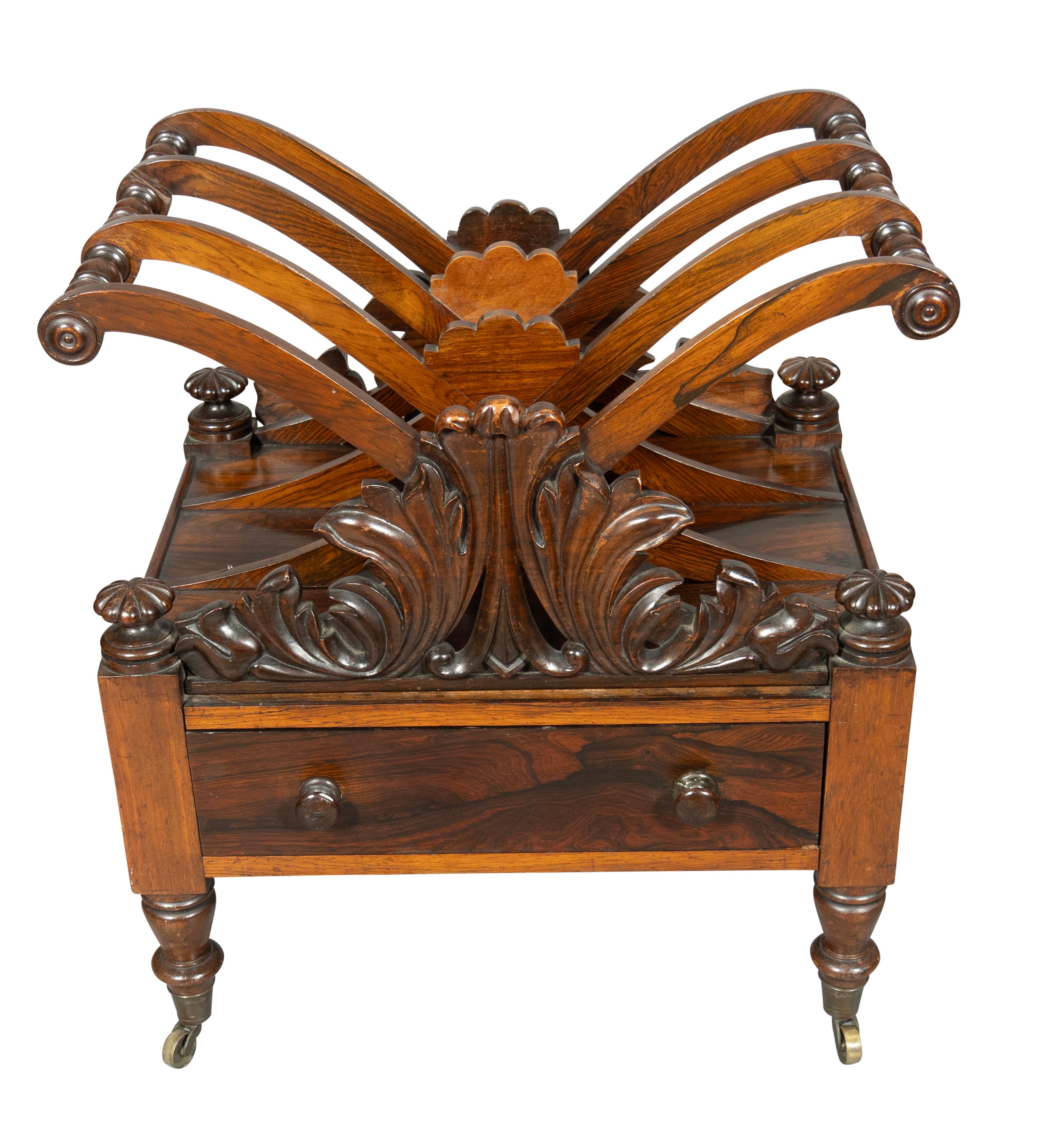 Forma insolita con cremagliera ad arco e base intagliata a foglia. Cassetto singolo con pomelli in legno. Gambe tornite e rotelle.