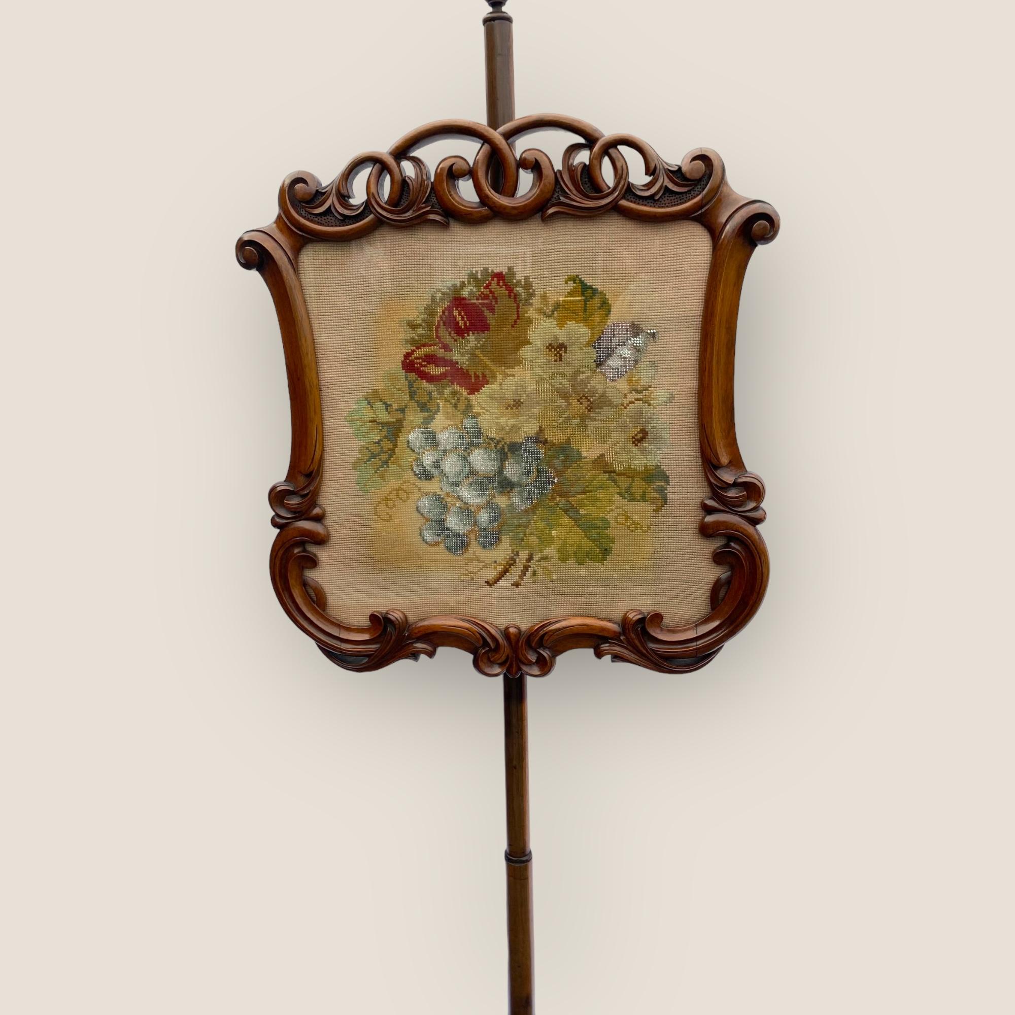 Ein frühviktorianischer Palisander-Stabteppich-Kaminschirm. Auf dem Wandteppich sind Früchte und Blumen hinter einem Glasschirm abgebildet. Dieser schöne Ständer hat kunstvolle Schnitzereien rund um den Bildschirm und an den Stativfüßen. Abgerundet