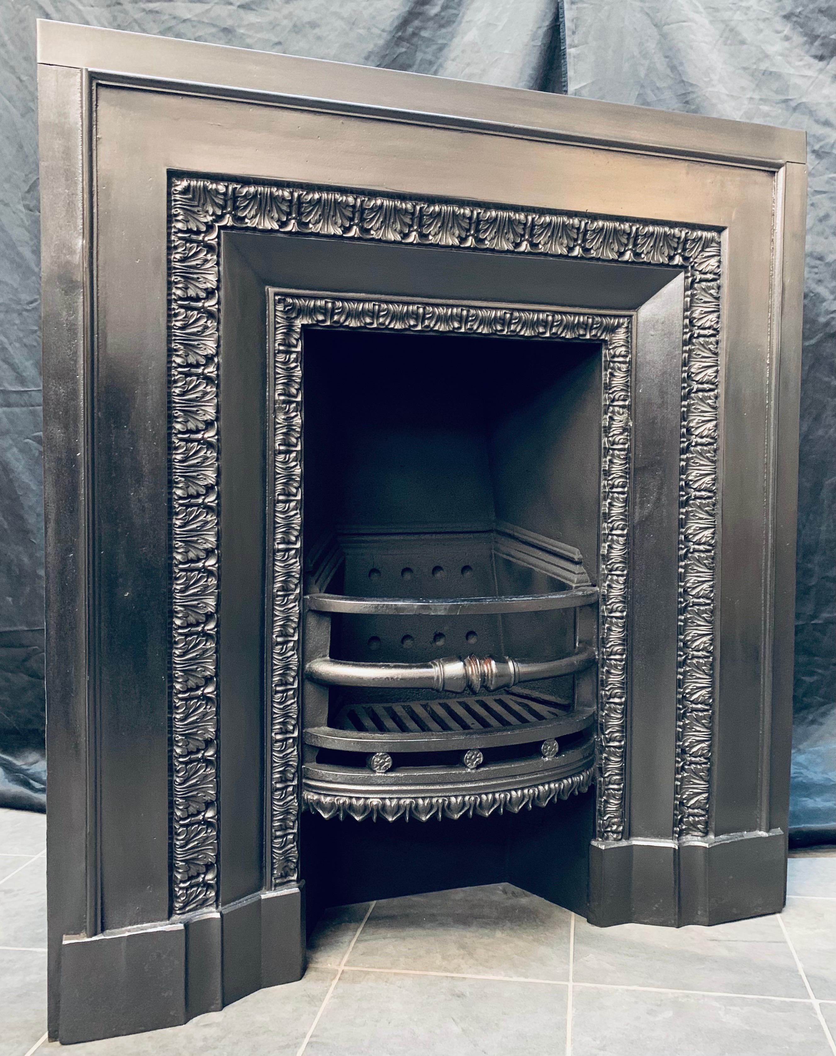 Early Victorian Scottish Cast Iron Fireplace Insert In Good Condition For Sale In Edinburgh, GB