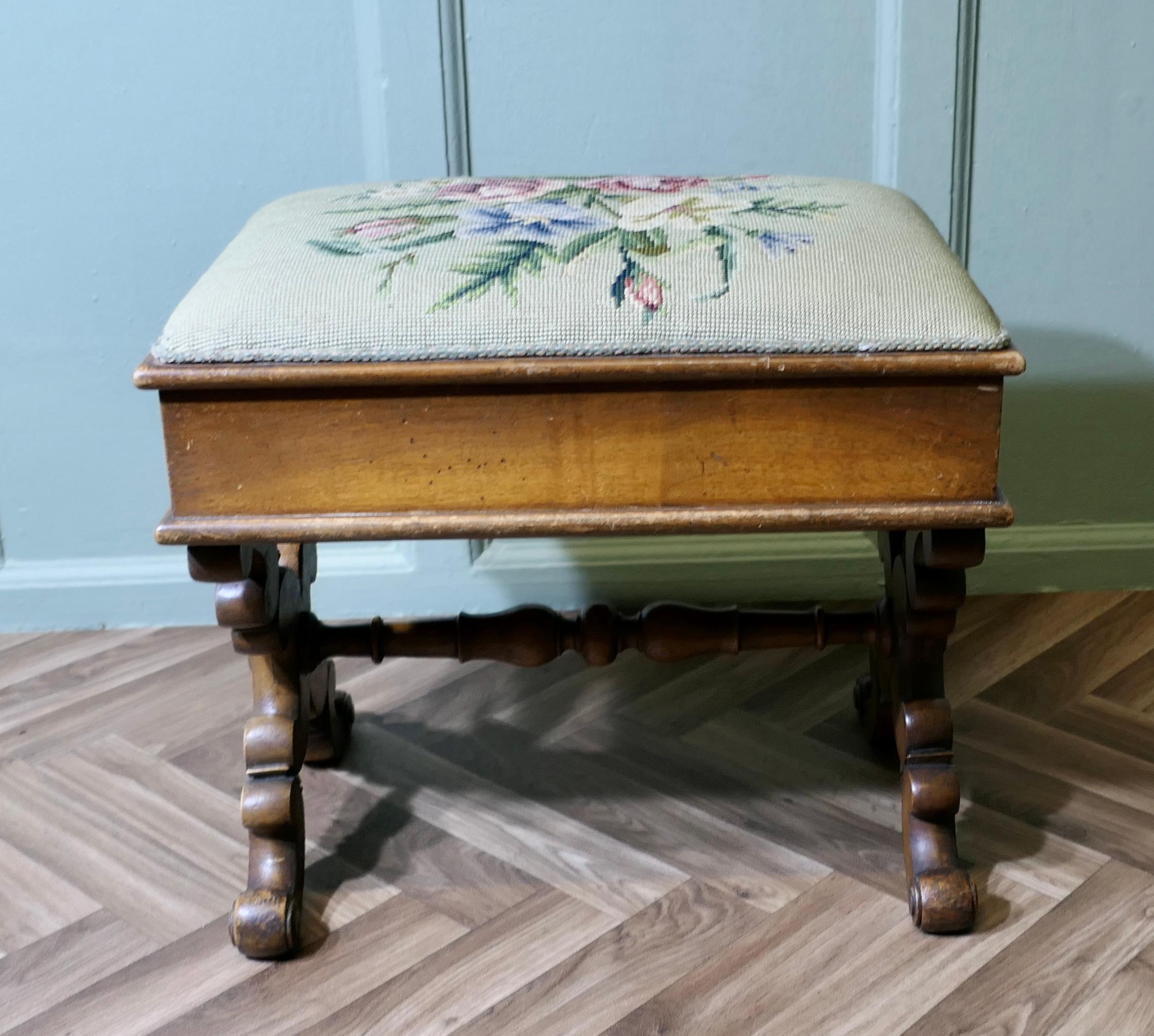 Boîte à couture du début de l'époque victorienne, tabouret à pied brodé en forme de X

Il s'agit d'une pièce victorienne, en noyer, recouverte d'une petite tapisserie de fleurs, qui dissimule le couvercle d'une boîte à couture très utile, le tout en