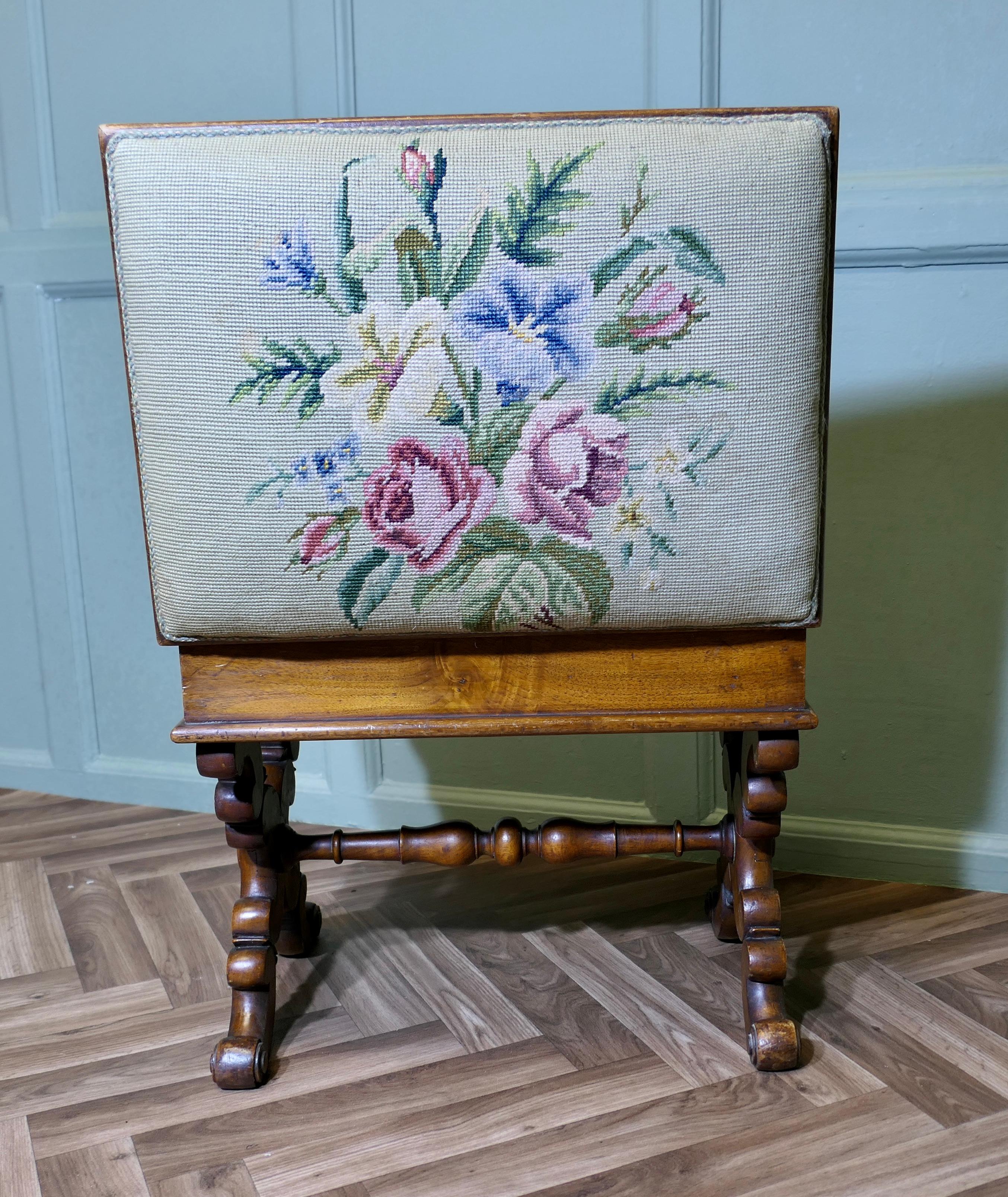Boîte à couture du début de l'époque victorienne, tabouret à pied brodé en forme de X Bon état - En vente à Godshill, Isle of Wight