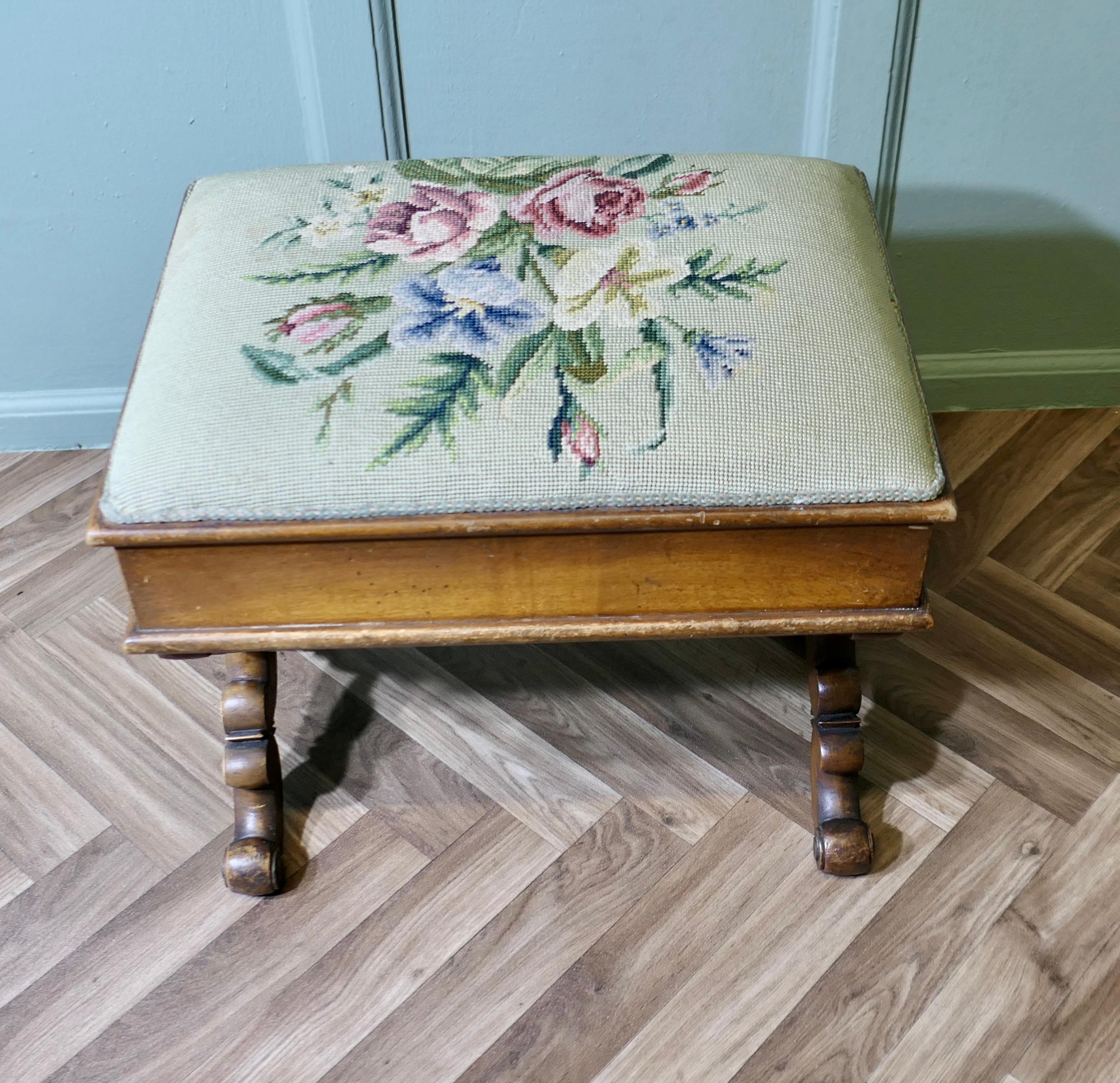 Noyer Boîte à couture du début de l'époque victorienne, tabouret à pied brodé en forme de X en vente