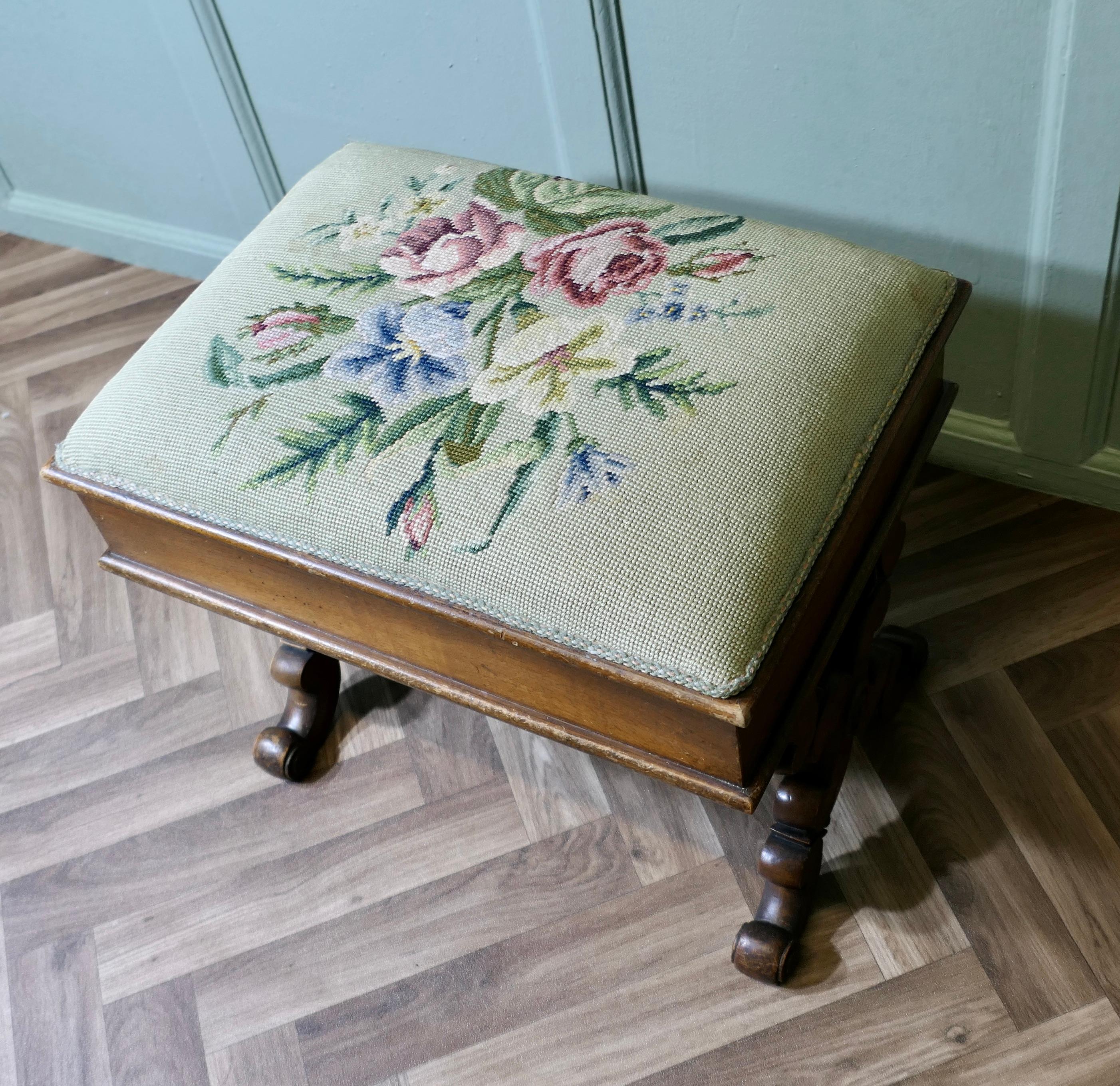 Boîte à couture du début de l'époque victorienne, tabouret à pied brodé en forme de X en vente 1