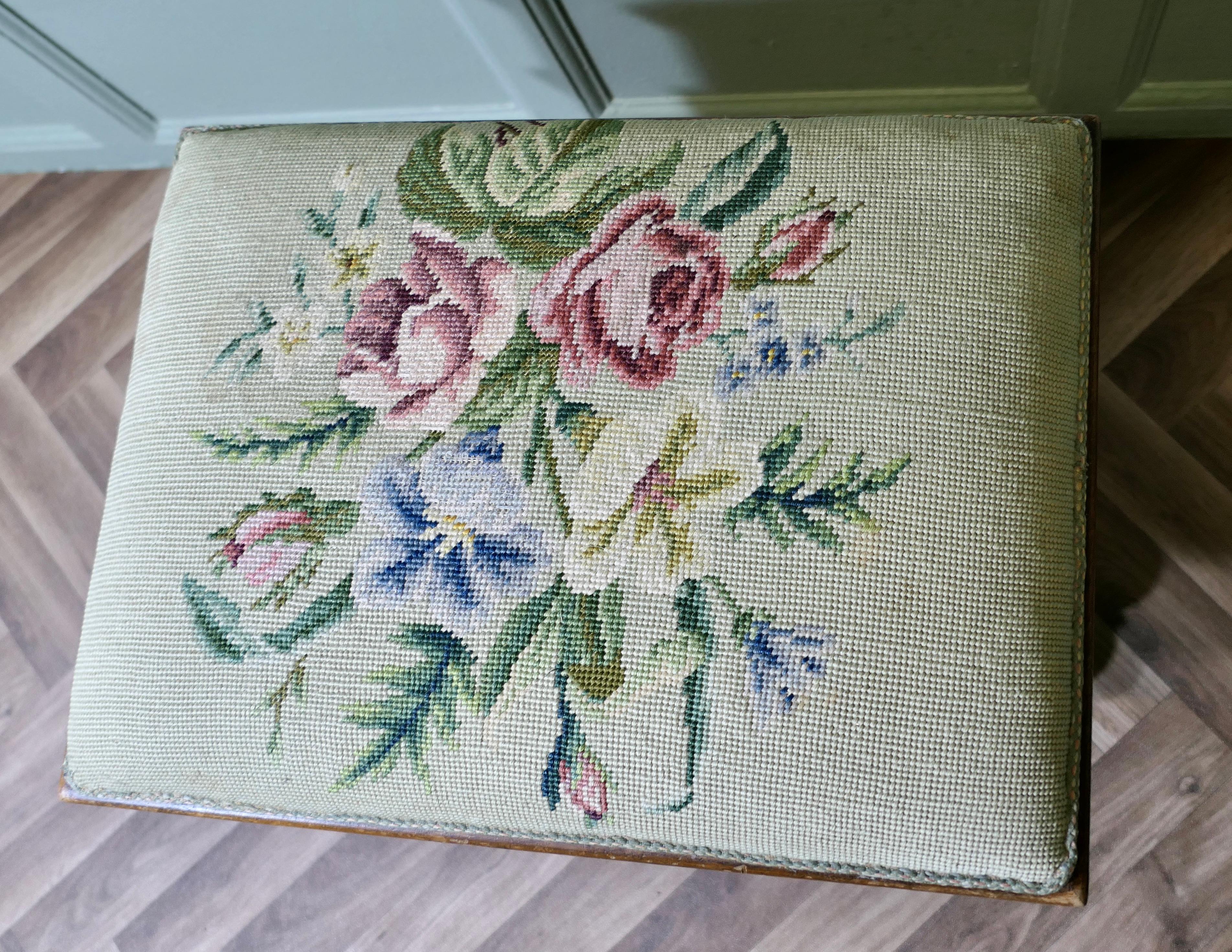 Boîte à couture du début de l'époque victorienne, tabouret à pied brodé en forme de X en vente 2