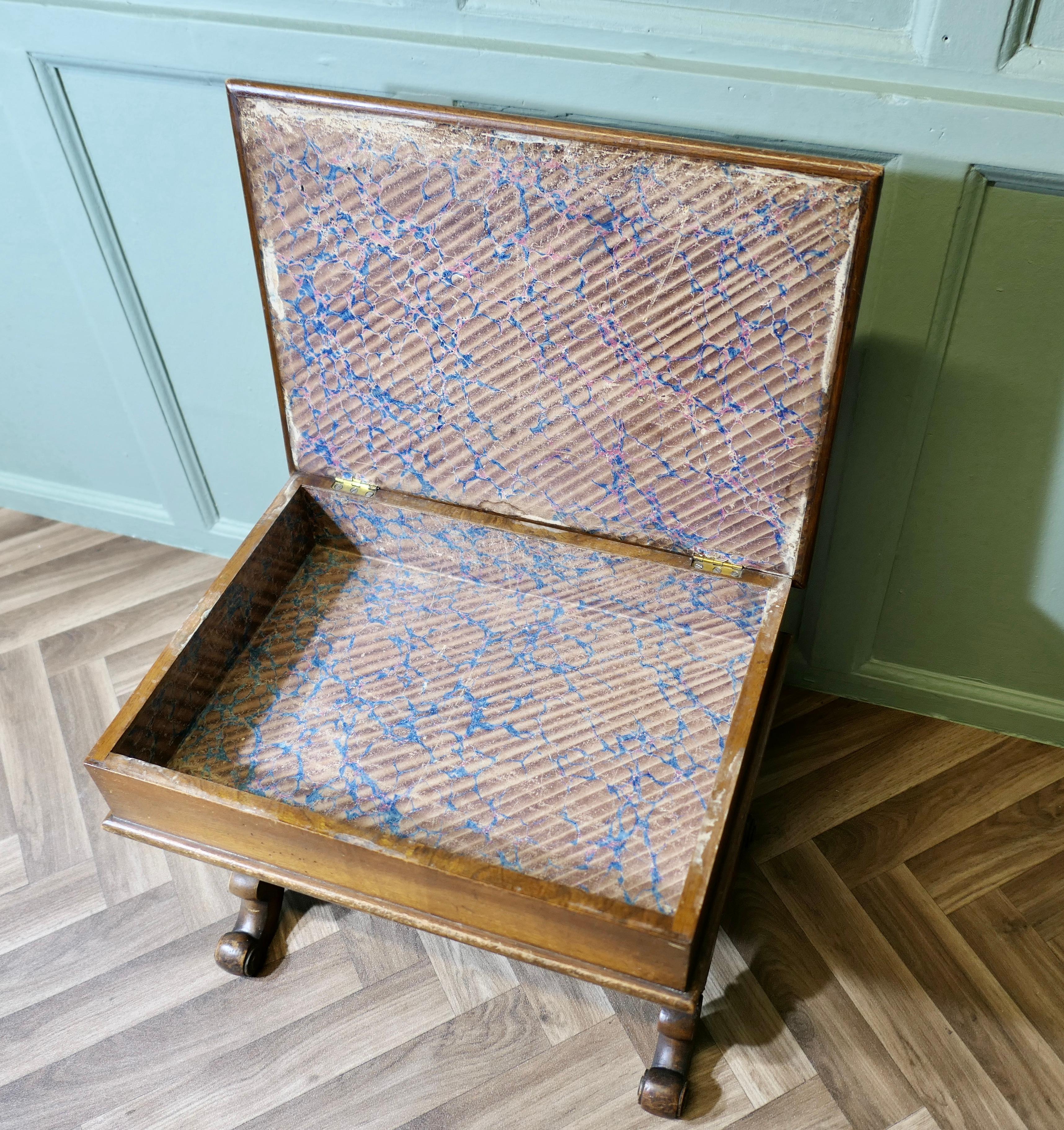 Boîte à couture du début de l'époque victorienne, tabouret à pied brodé en forme de X en vente 3