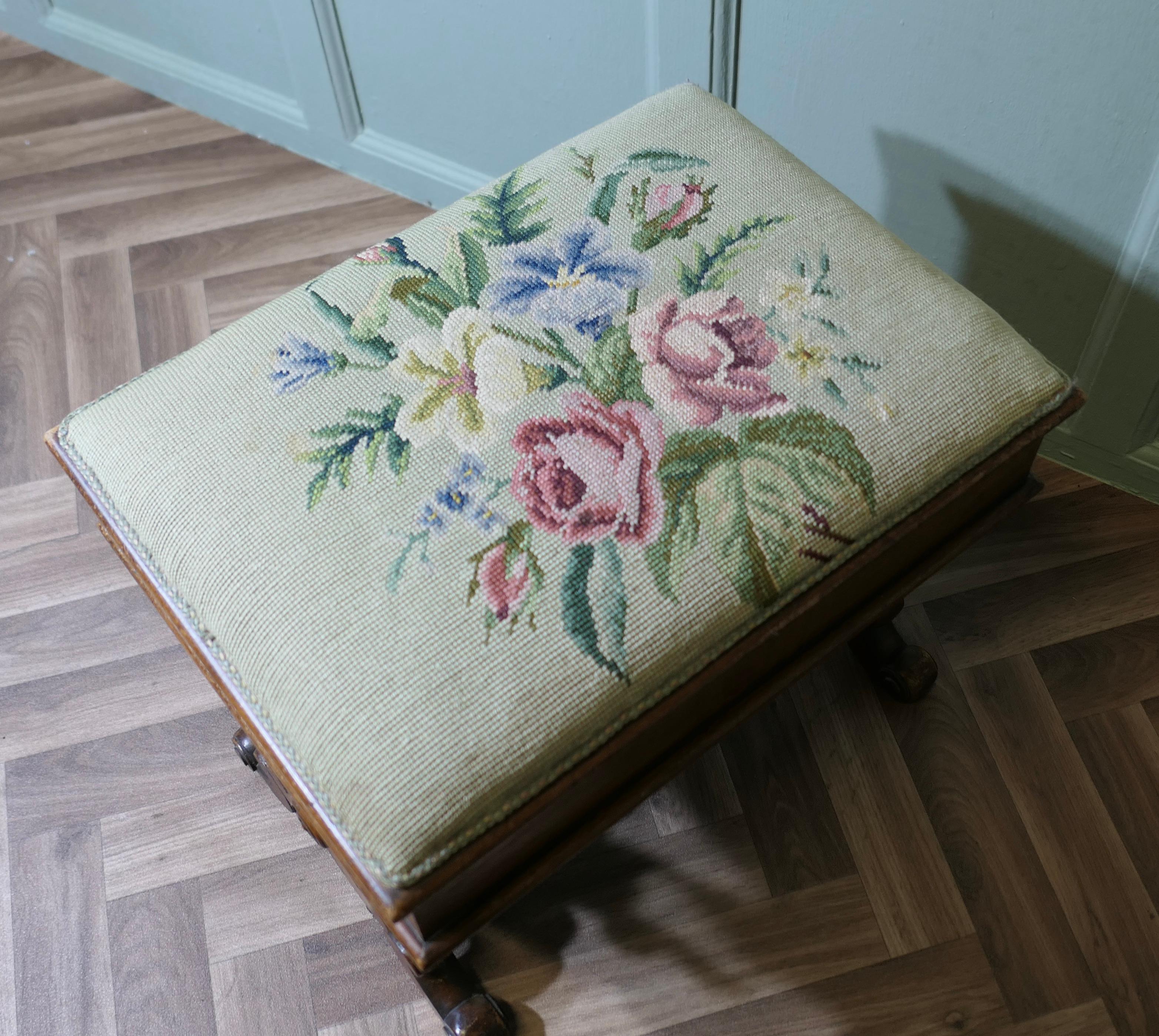 Boîte à couture du début de l'époque victorienne, tabouret à pied brodé en forme de X en vente 4