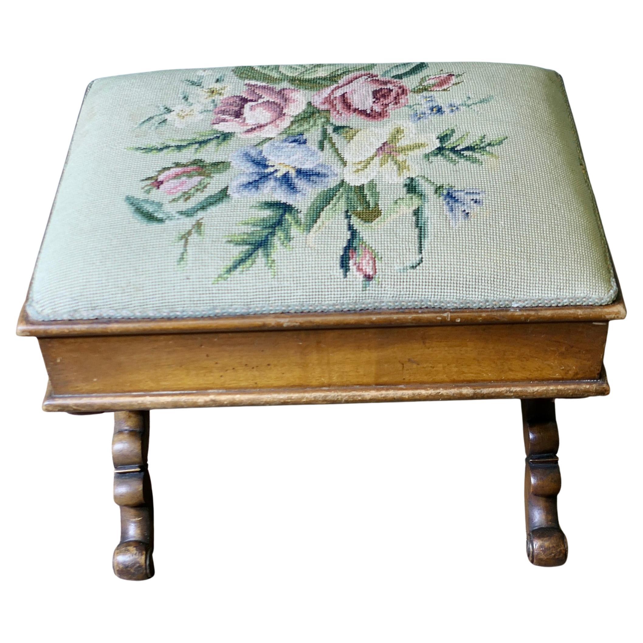 Caja de costura victoriana antigua, taburete de pie bordado con marco en X