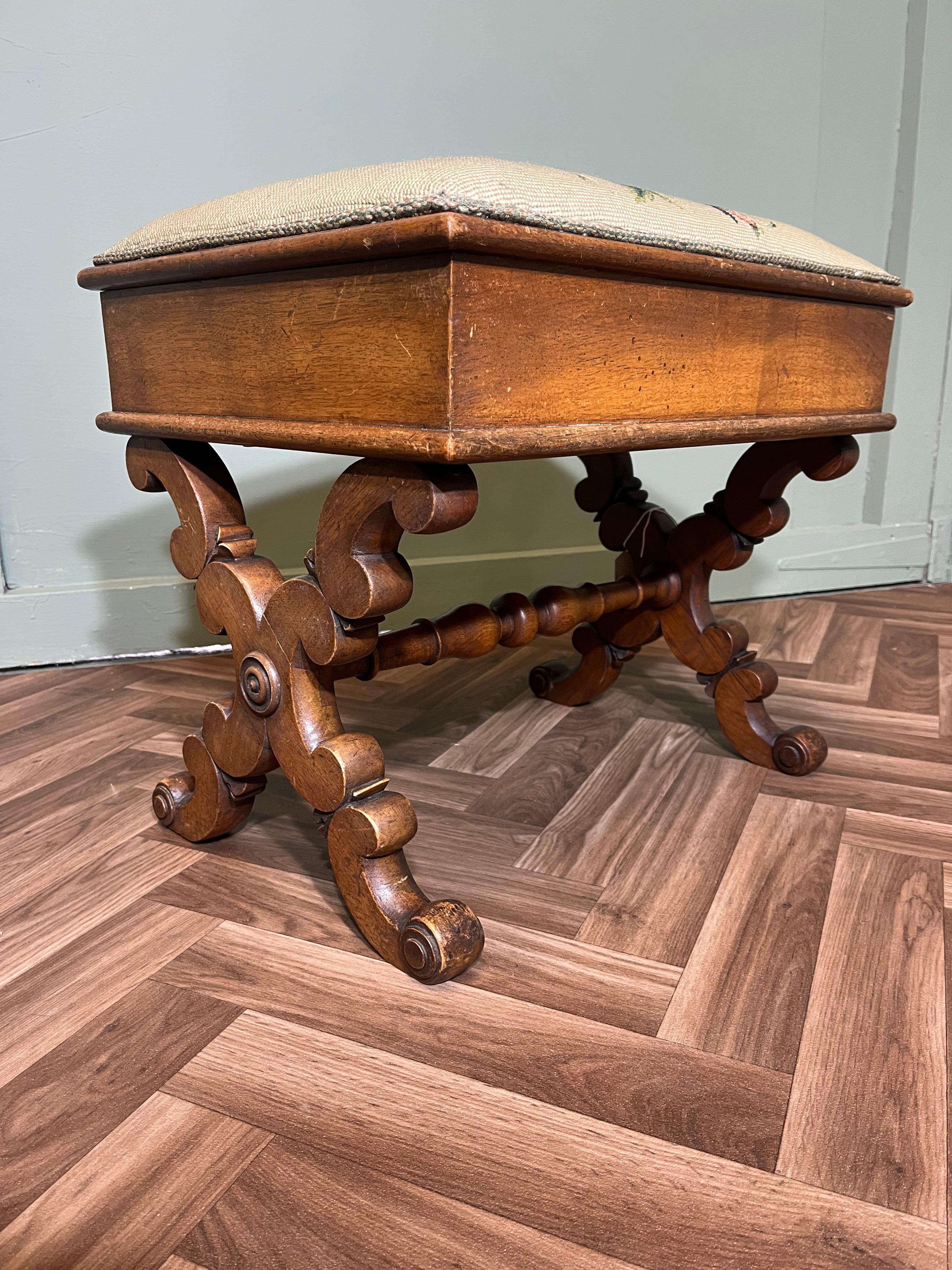 Victorien Boîte à couture du début de l'époque victorienne, tabouret à pied brodé en forme de X en vente