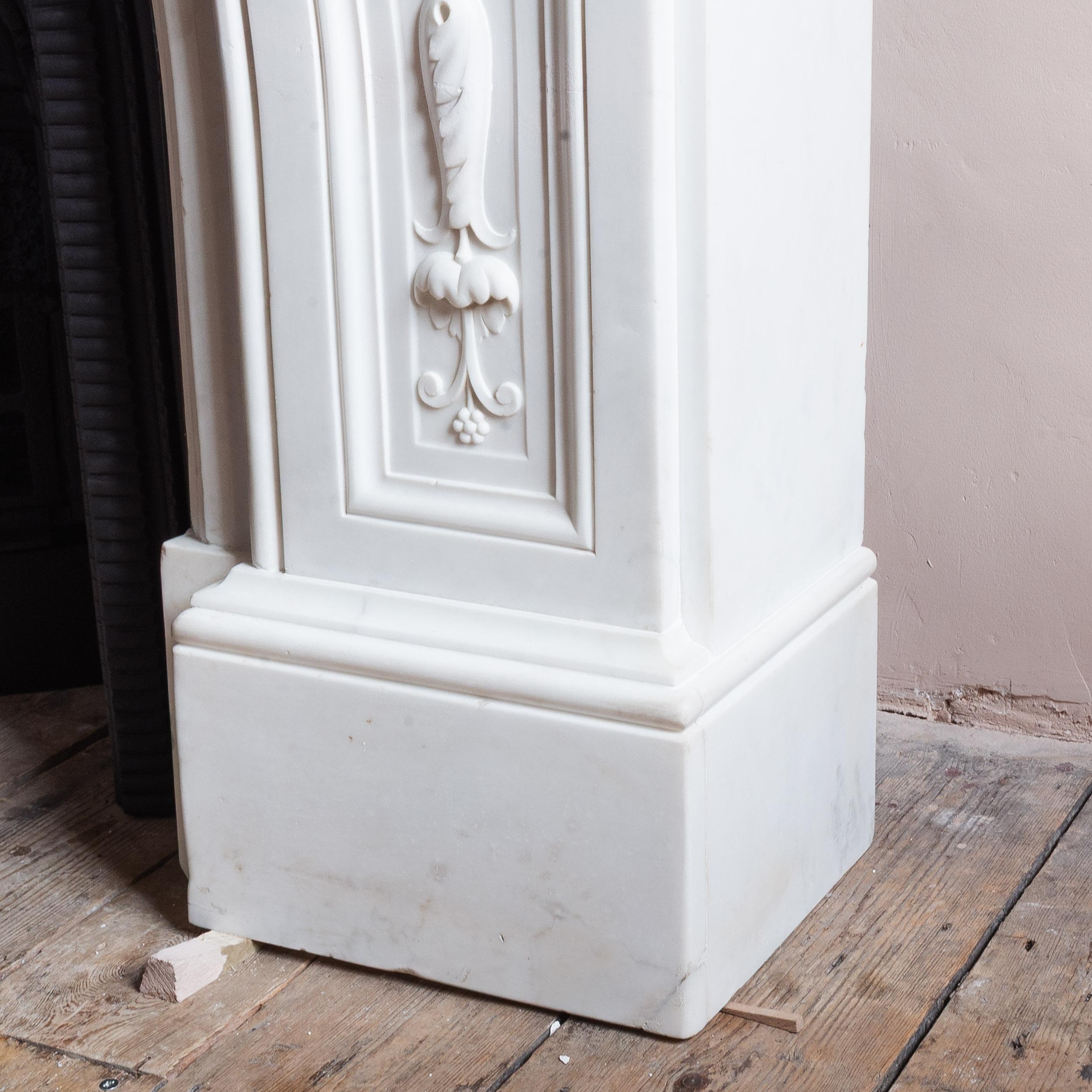 Chimenea victoriana antigua de mármol estatuario con inserto de hierro en venta 3