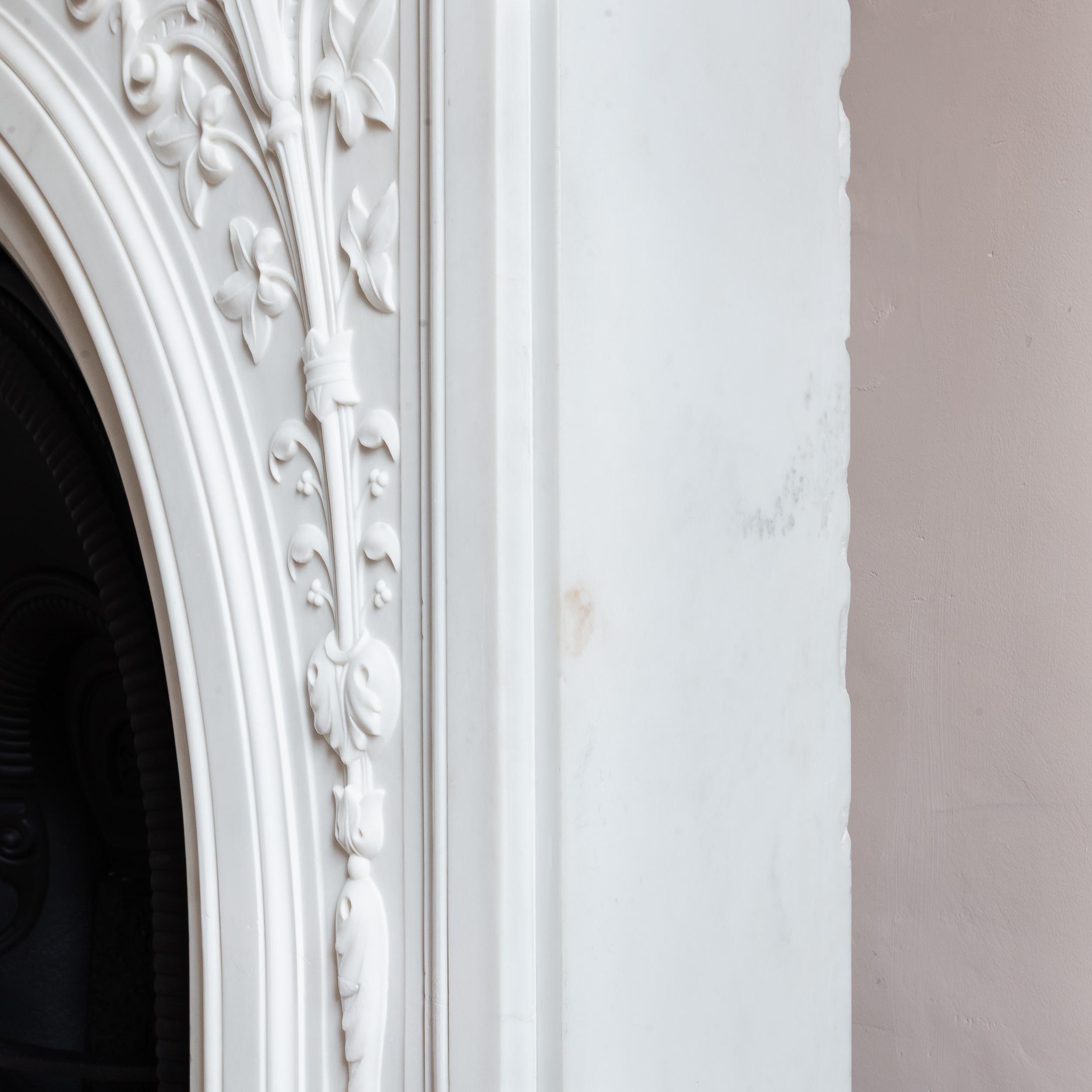 Chimenea victoriana antigua de mármol estatuario con inserto de hierro en venta 4
