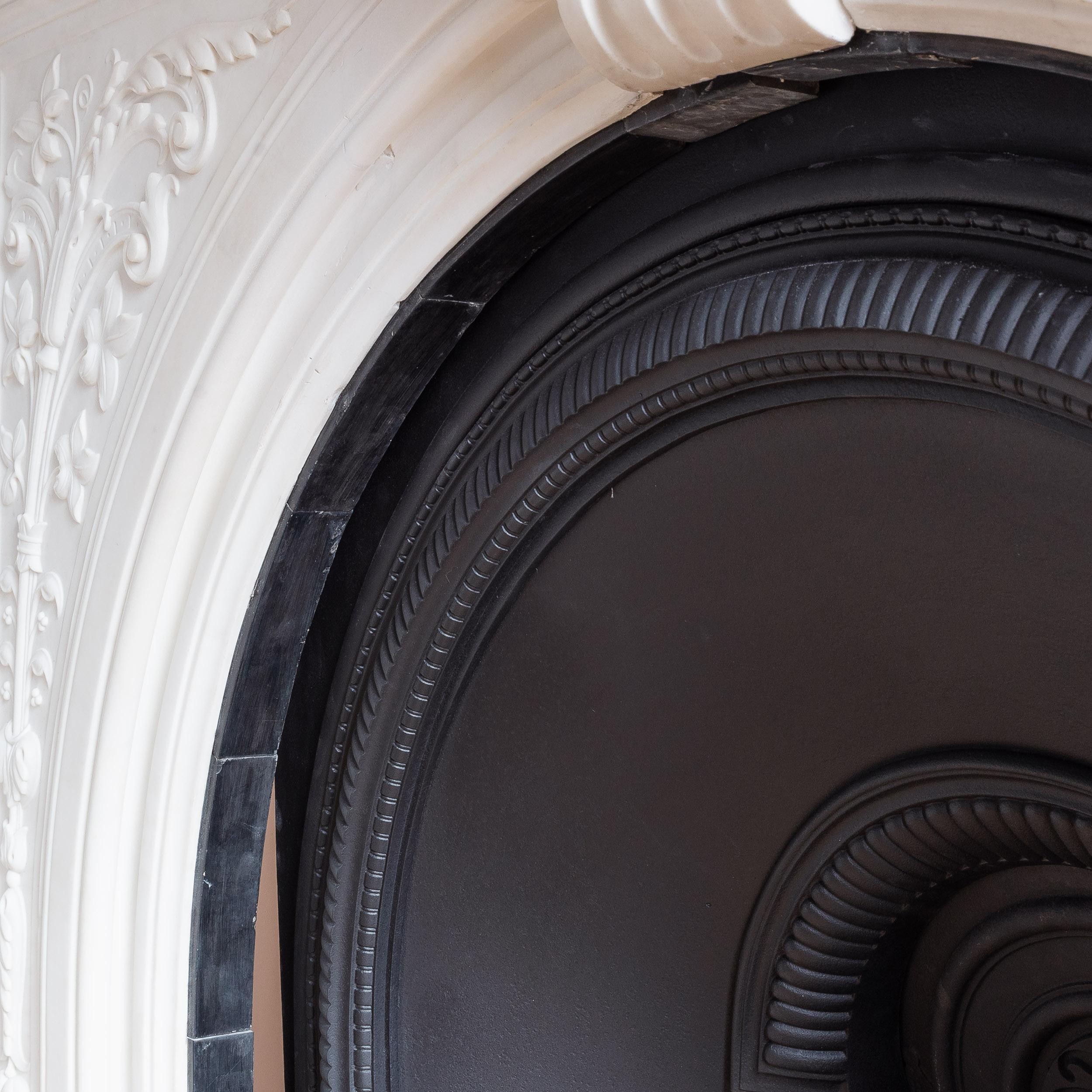 Chimenea victoriana antigua de mármol estatuario con inserto de hierro en venta 5
