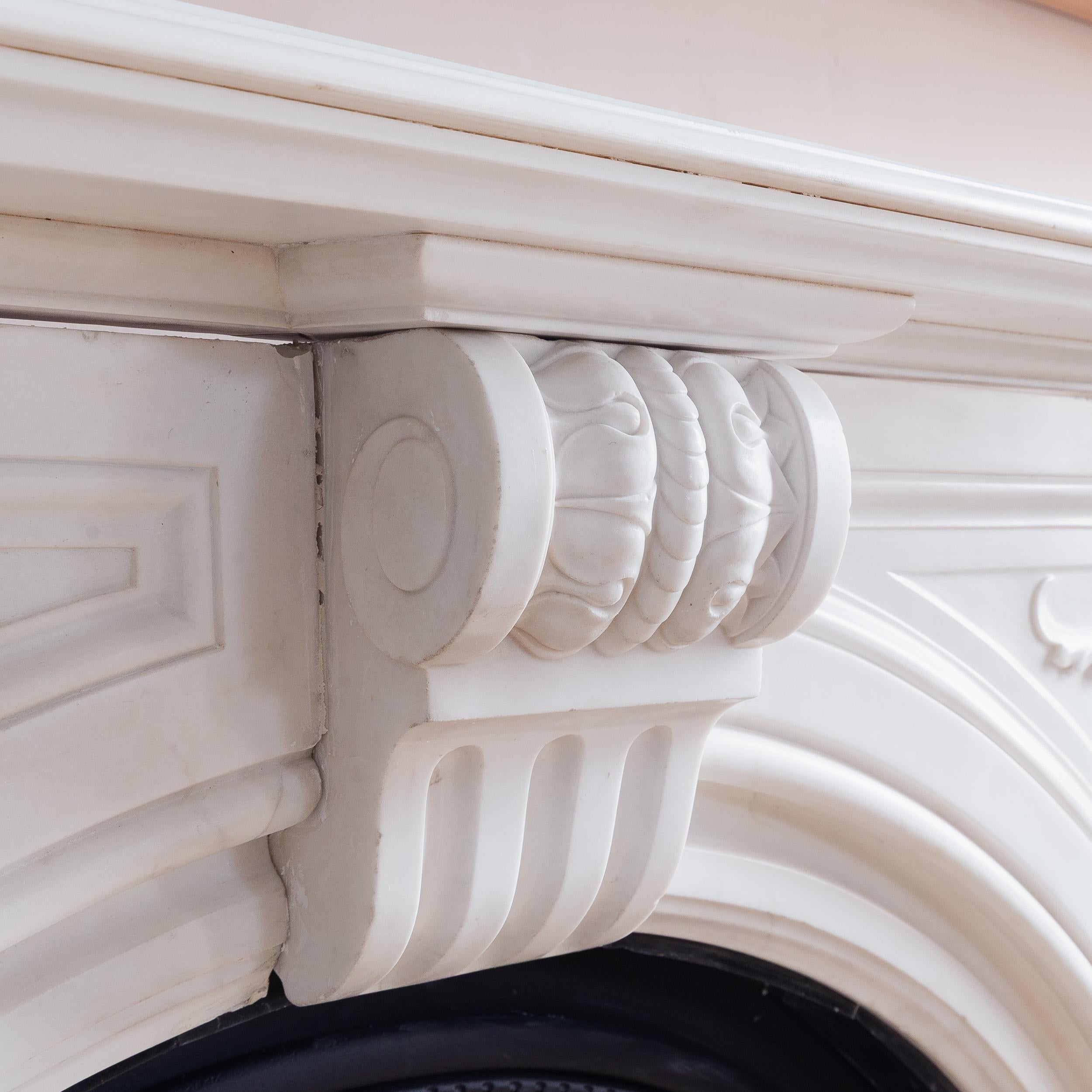 Chimenea victoriana antigua de mármol estatuario con inserto de hierro en venta 9